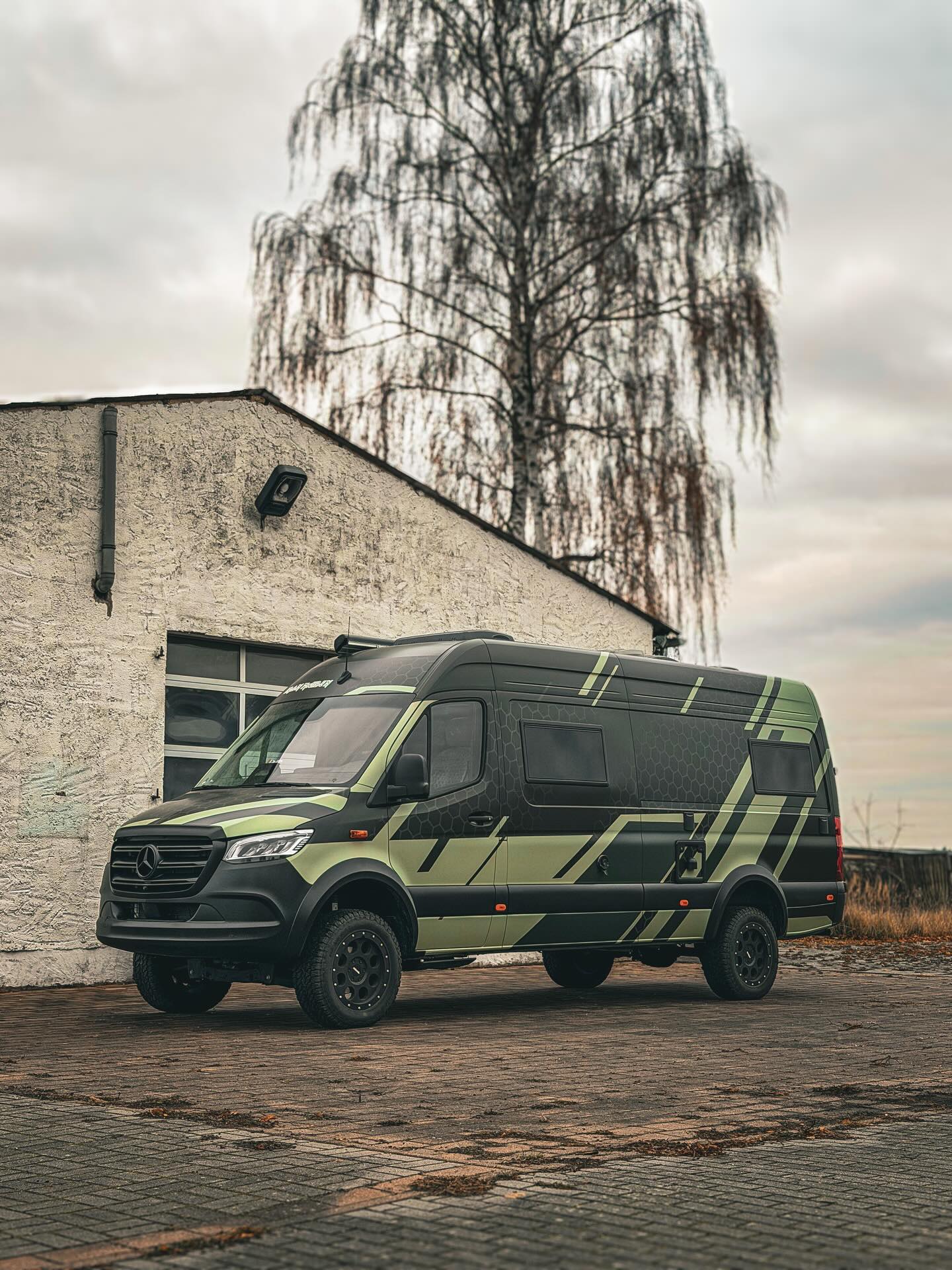 Bereit für jedes Abenteuer – dieser Sprinter trägt eine Folierung, die Outdoor-Spirit und modernes Design perfekt verbindet.
Clean, funktional und gemacht f