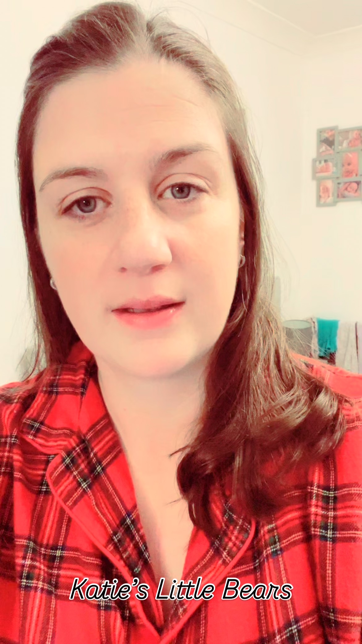 If Christmas already feels heavy… you’re not the only one.
Everywhere we look it’s activities, crafts, outings, perfect homes, perfect trees — and suddenly it feels like whatever we’re doing just isn’t enough.
But here’s the truth:
Children don’t need big or busy to feel the magic.
They need you — calm, present, and not burnt out.
Simple is still special.
Small moments still matter.
And you’re already doing enough 🤍
✨ Save this if you need the reminder
✨ Share with a parent friend who might be feeling it too
christmaspressure #christmaswithkids #parentingtruths #gentleparentinguk #playtherapist #realparenting #childhoodmagic #mindfulparenting #overwhelmedparents #katieslittlebears