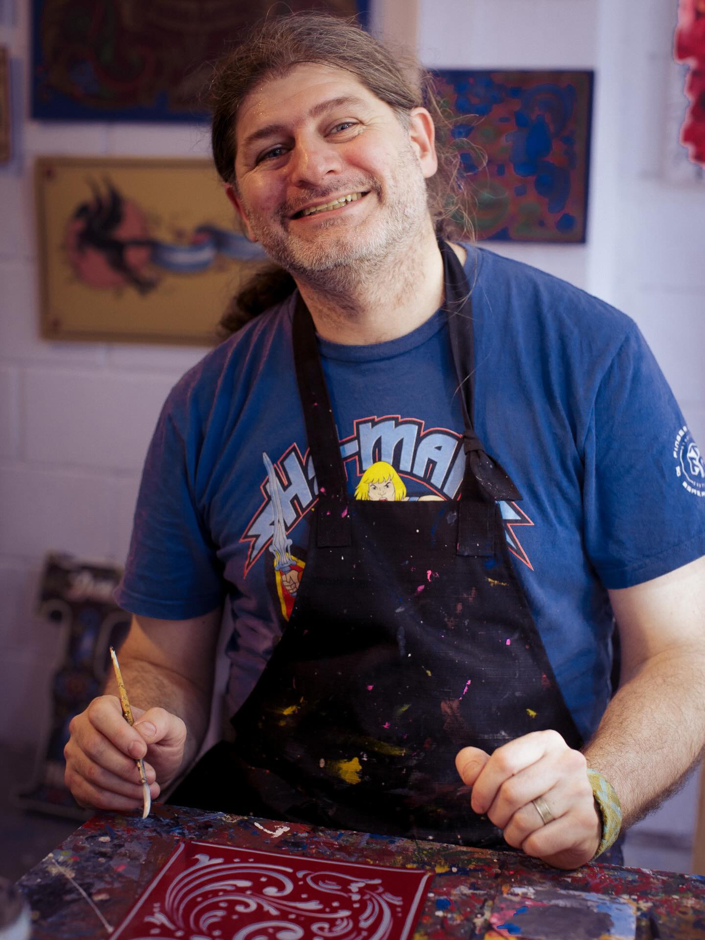 Como les estaba contando en el mercado de pulgas conocí a varios artistas. Con @filetesdariorego compartimos un rato en el que lo vimos trabajar.
Nos contó sobre el filete porteño, un arte ícono de la identidad de la Ciudad de Buenos Aires, una expresión popular cuya técnica se destaca entre otras manifestaciones populares que se encuentran en el mundo.