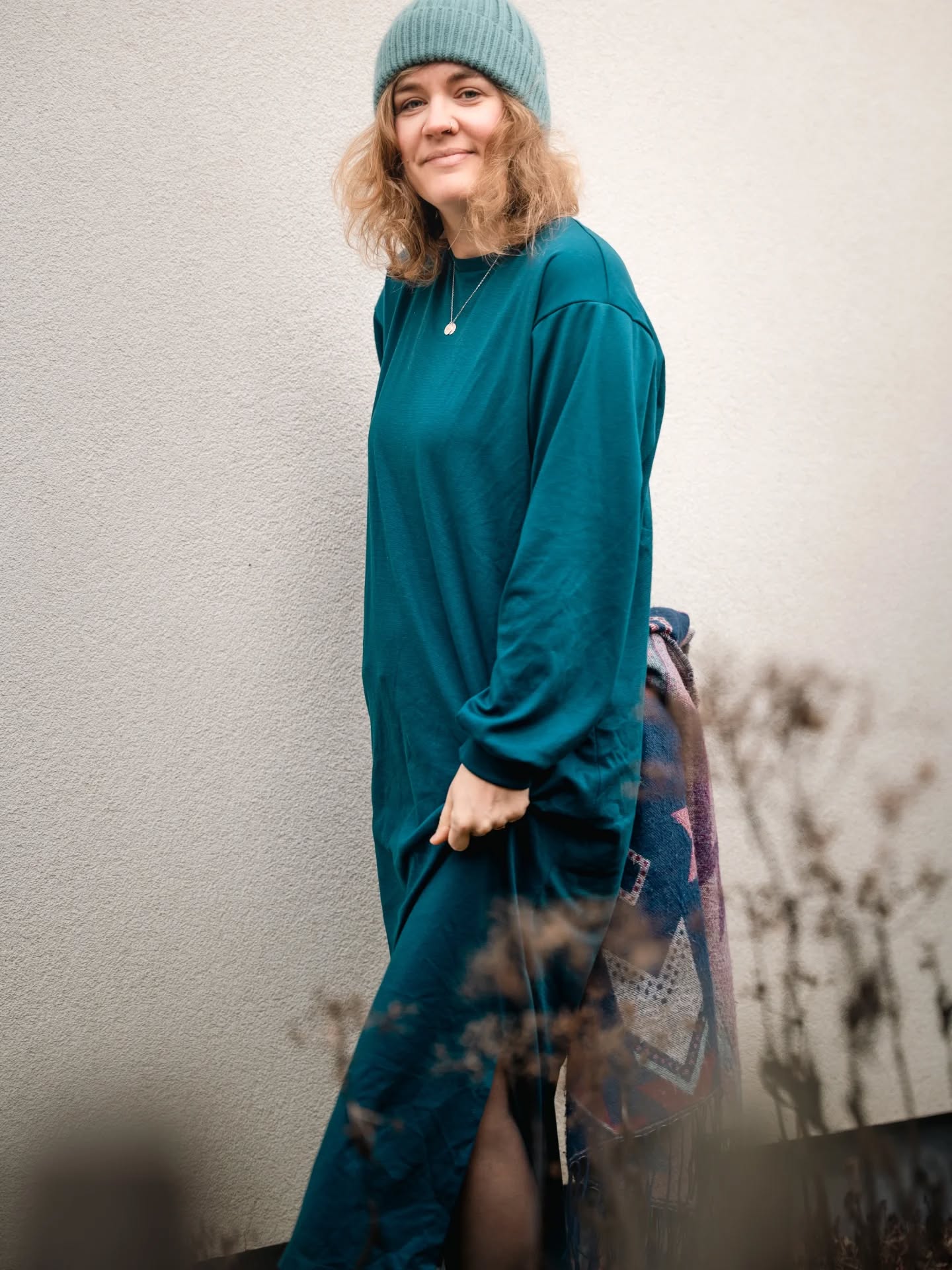 Rafi 2.0 🧣
@wisj_sofie lanceerde haar updated Rafi patroon met de optie om ook een (lange) jurk te maken. En eigenlijk zo veel meer... Ook voor kindjes! Leuk hè.
Ik mocht last-minute nog mee testen, maakte de lange jurk met lange mouwen, droeg hem 3 dagen aan een stuk en moest hem uiteindelijk uit de wasmand vissen om er nog een goeie foto van te laten nemen.✌🏼
Zegt genoeg, toch?
Super gemakkelijk en een resultaat waarin ge wilt wonen.
Stof heb ik gekregen 💙
📸 @bendemits
#rafipattern