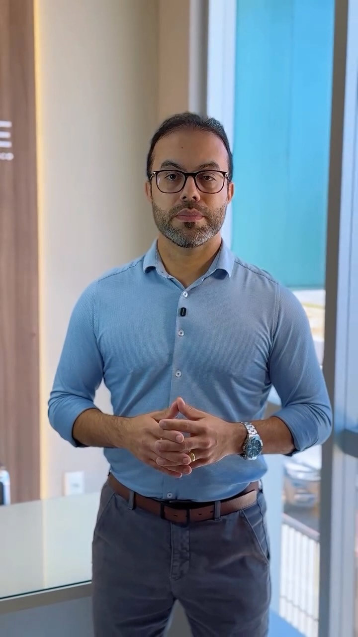 Hoje eu quero esclarecer uma dúvida que aparece por aqui com muita frequência: afinal, é possível substituir o exame de toque pelo PSA?
Essa pergunta é comum e totalmente compreensível, muita gente ainda tem receio ou confusão sobre como funciona a investigação da saúde da próstata.
Por isso, preparei esse vídeo para explicar de forma simples e direta o que realmente importa na hora de avaliar cada caso. Se esse também é um questionamento seu, fica comigo até o final, entender bem o seu corpo é o primeiro passo para cuidar da sua saúde.
E, se precisar, estou aqui para te orientar sempre.