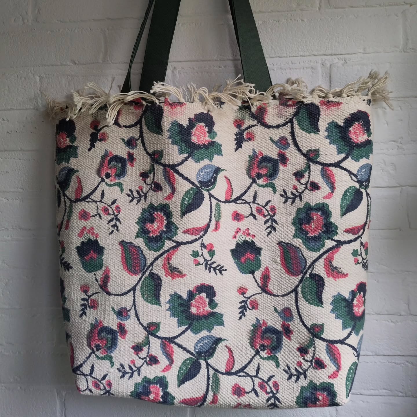 Veel ruimte nodig voor alle cadeautjes die nog moeten worden gehaald? Een winterse strandvakantie? Het kan allemaal met deze big shopper! Gemaakt van een Noors vloerkleedje en een stevige groene canvas, ca. 50 x 40 cm 🩷🌿☀️
Te koop via een berichtje
€32,95