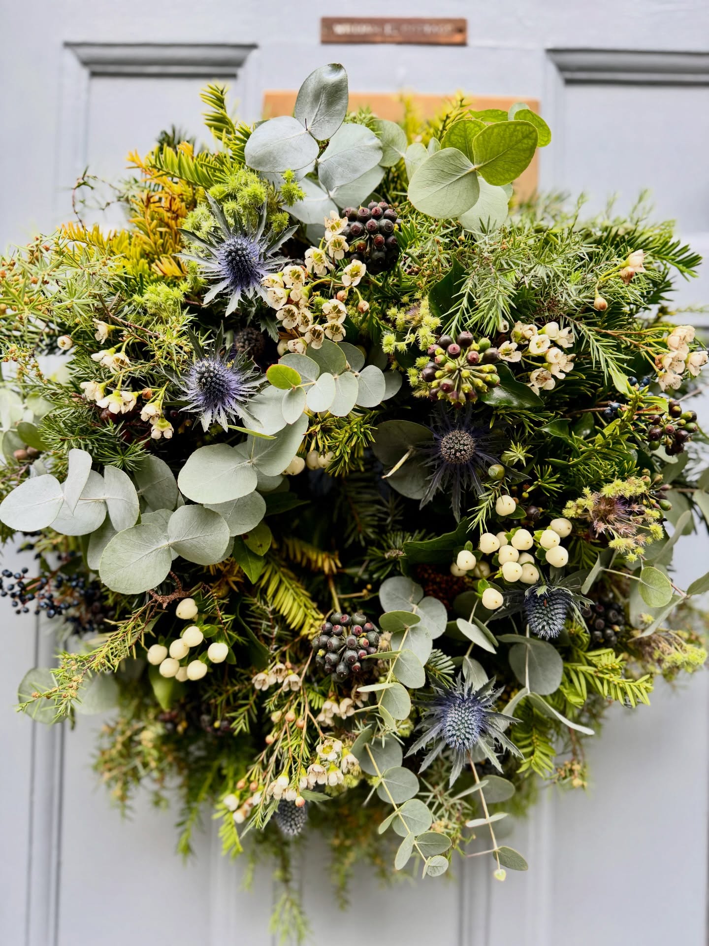 Our most popular design âThe Foxholeâ is a lush wintery wreath that captures the natural beauty and locale. After demonstrating the process of crafting the base with foraged bracken, itâs a perfect example for welcoming guests throughout the festive season and Christmas. #totnesflorist #devonflorist