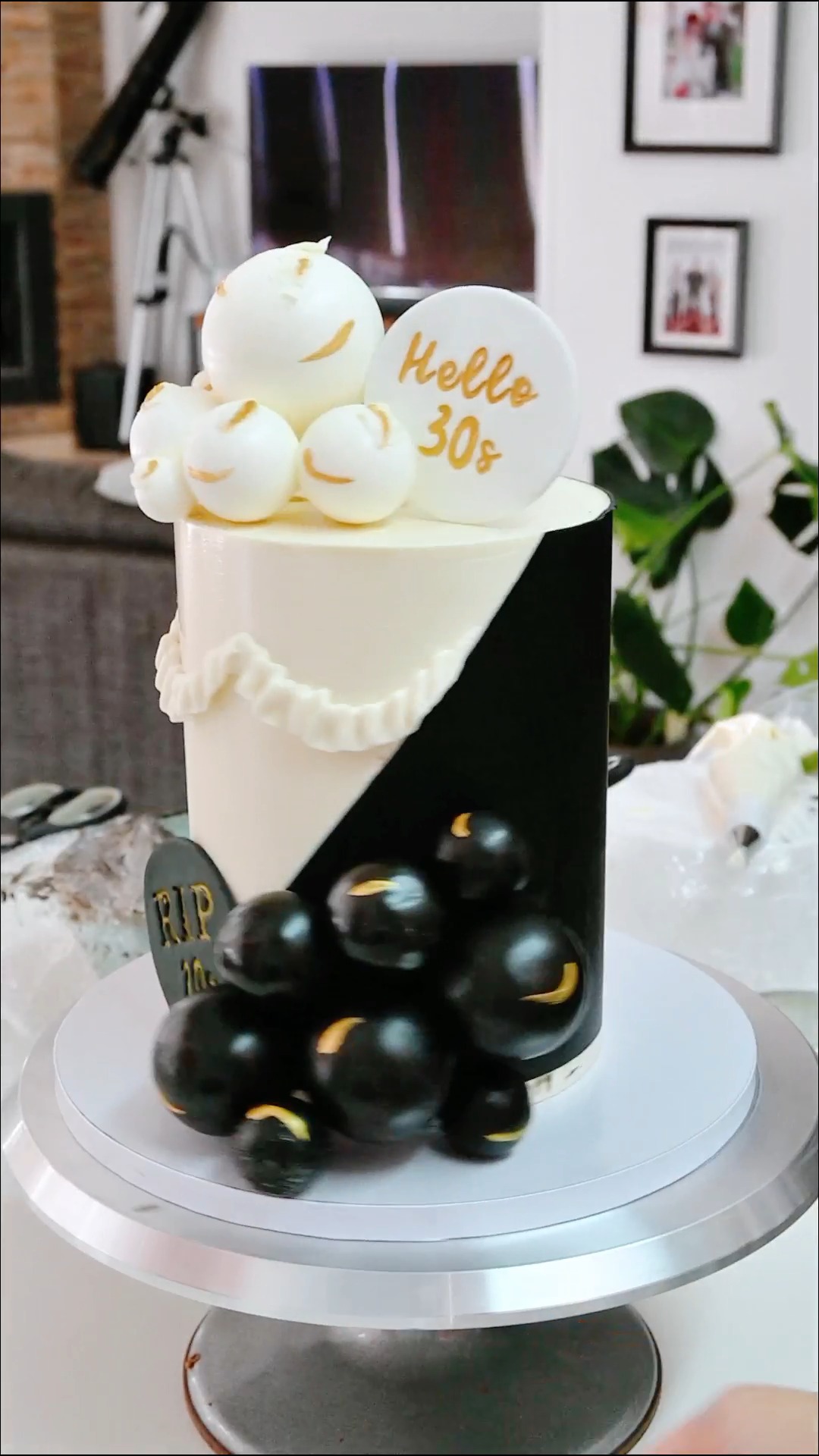 Black & white chocolate balls to symbolise the emotional stability you think 30 will bring. A girl can dream 💜
#FullFatBaking #BirthdayCake #ChocolateBalls #MockGanache