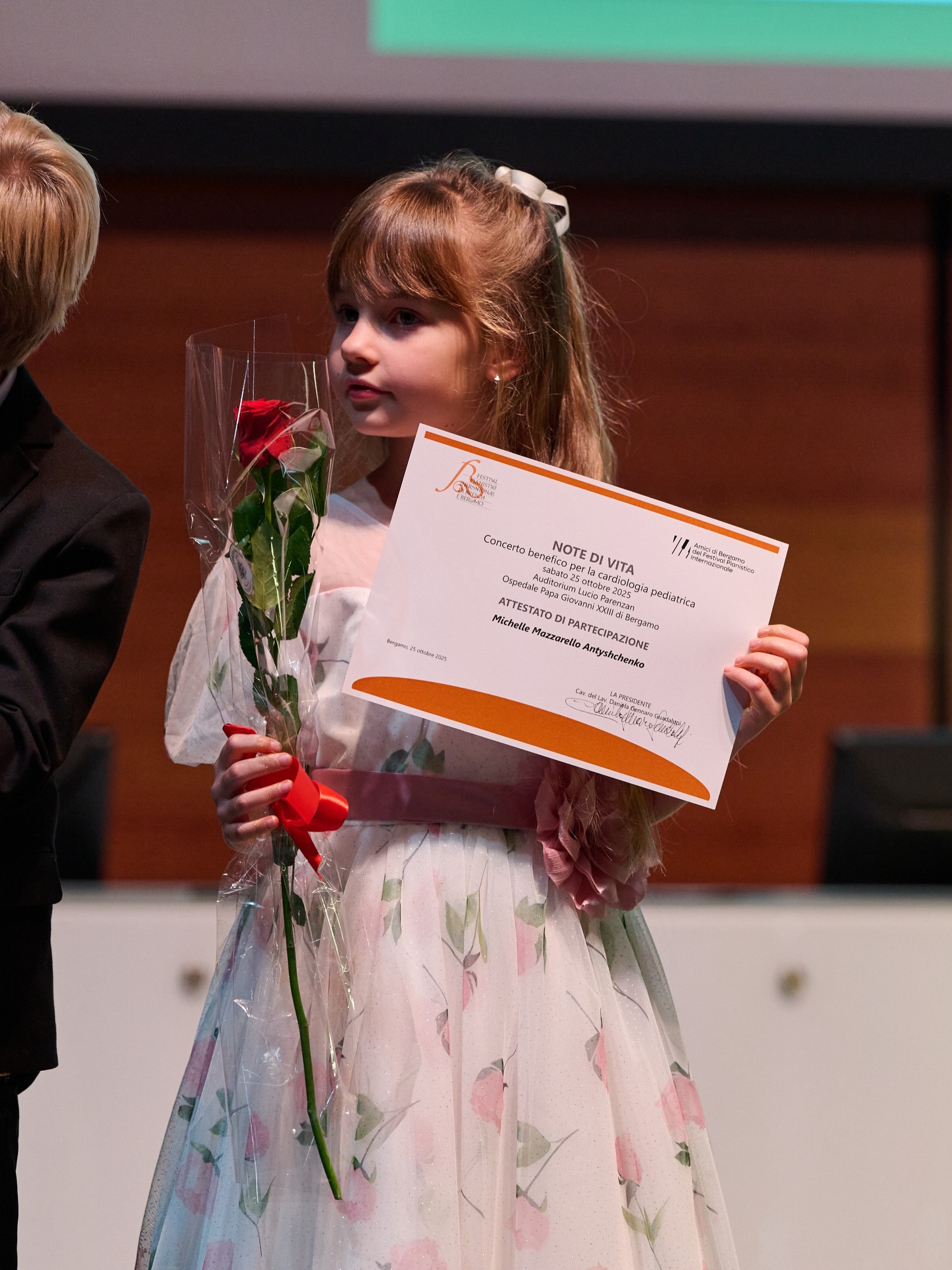 Un riconoscimento speciale per i nostri giovani talenti
Siamo orgogliosissimi di condividere che tutti i ragazzi che si sono esibiti all’evento del 25 hanno ricevuto un certificato ufficiale rilasciato dagli Amici di Bergamo del Festival Pianistico Internazionale di Brescia e Bergamo, un attestato che valorizza il loro impegno, la loro dedizione e la passione che hanno portato sul nostro palco.
I certificati sono stati consegnati da Daniela Gennaro Guadalupi, presidente dell’associazione, che ha voluto ringraziare ciascun giovane artista per la luce e il talento donati alla serata.
Un momento emozionante, pieno di orgoglio e di futuro.
🫶🏻✨
#lamusicadelcuore#notedivita#concertobenefico#ospedalepapagiovannibergamo#cardiologiapediatrica