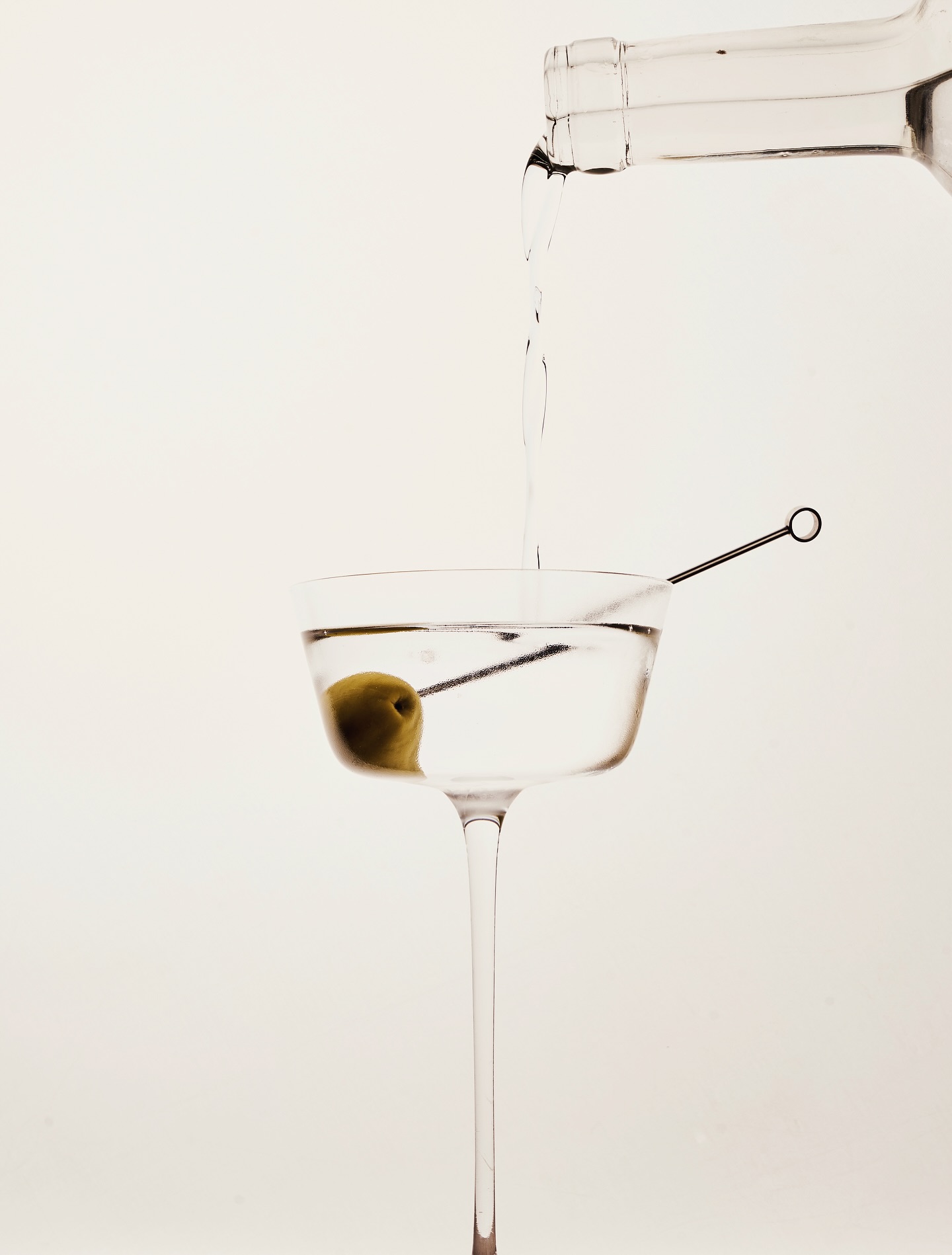 DIRTY BUT CLEAR MARTINI 🍸
A classic martini reimagined through our grocery aisle at @messengerservicebar
Green olive distilled, Dry Gin with a touch of olive brine blended extra dry vermouth and diluted with clarified cherry tomato. Crystal clear but full of character.
Clean savory and quietly umami. Bright olive on the nose gentle sweetness from cherry tomato soft acidity and a long mineral finish. The texture stays ultra silky cold and effortless.
A dirty martini delivered the Messengerservice way. Come taste our everyday-drink tonight!
#messengerservicebarbkk #dirtymartini #50bestbars #asia50bestbars #tatlerasia
