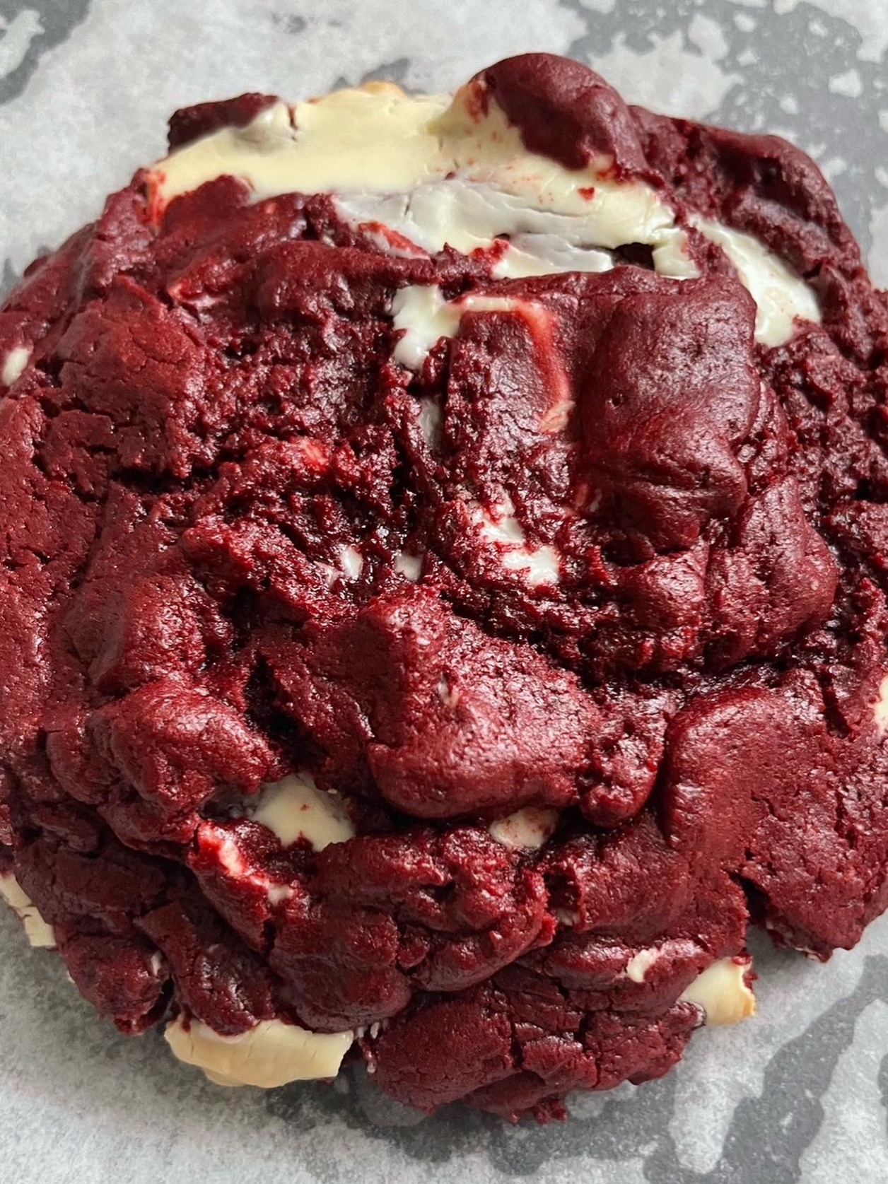 If you want to try a REAL red velvet cookie, then you need to order the OG red velvet. With a SUBTLE hint of cocoa, itās perfectly balanced out using callebaut white chocolate callets š¤š¾
Link for Xmas pre-order in bio.