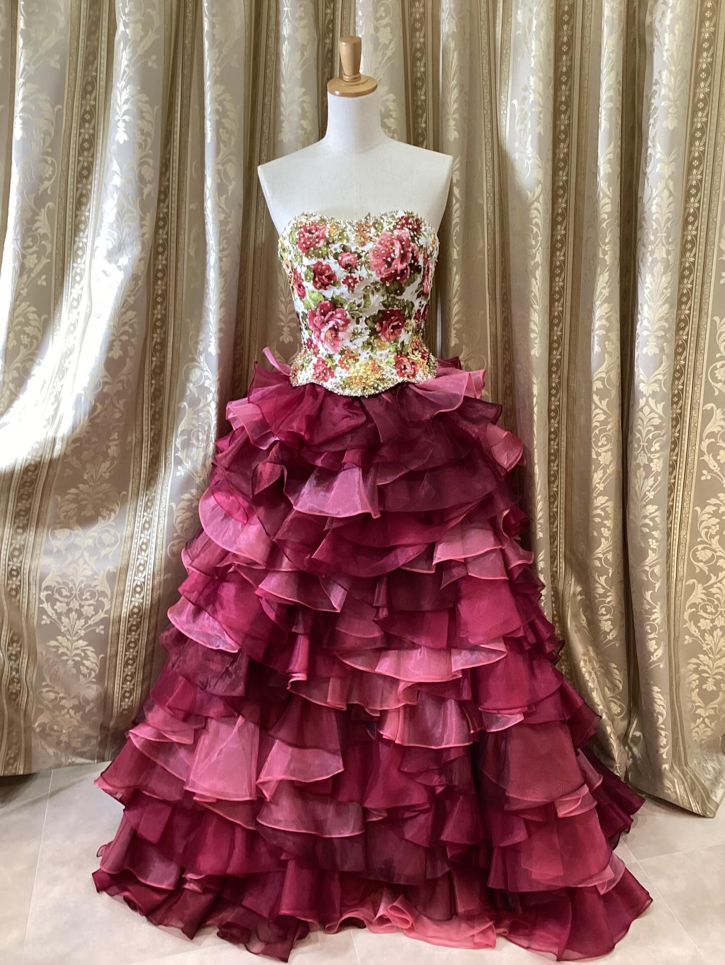 NEWドレス👗入荷しました
赤×ピンク×花柄の
この時期らしいドレスです。
胸元にスパンコールとビーズが散りばめられた
キラキラ✨フリフリの華やかドレス
7号〜11号 後ろサイズ幅効きます。
背中編み上げ紐、背中ゴムあり仕様
レンタル価格16,000円(+税)
(3泊4日| クリーニング基本プラン込)
1ワイヤーパニエ→無料レンタル
3ワイヤーパニエ→500円+tax
学生証のご提示でレンタルドレス10%off
(学割対象外: キッズ&ジュニアドレス、小物レンタル、販売品)
……………………………………………………
◉当サロンのベースはレンタルドレス営業
となりますため【完全予約制】です。
販売品のご購入やご試着も【事前に来店予約】
が必要となりますので予めご了承下さいませ。
◉とくに【土曜日】は早いうちから
ご予約枠が埋まる事が多くなっております。
ご予約はお日にちに余裕を持って、
早めにご連絡頂きますようお願い申し上げます。
▶︎ご予約
【HPご予約フォーム】が大変便利です(24時間受付)
※ LINEやTELからのご予約も可能ですが、
営業時間内のみの対応となります。
Line→ @dress_etoile
電話 → 06-6210-6764
▶︎ちょっとドレスを見たい
事前にご来店予約が必要です。
他のお客様がご試着中、ご来店中は入店をお断り
させて頂いておりますので、予めご了承くださいませ。
▶︎不定期開催のセールについて
不定期でプライベートセールを開催(予約制)
LINEともだちの方へ優先にご案内した後、
SNSや HPで配信しておりますので、
予めご了承ください。
▶︎レンタルドレスのラインナップ
HPに掲載しておりますが、
新商品は掲載が出来ていないドレスが多数ございます
ラ・エトワール
定休日:水・日(不定期)・祝
営業時間(平日) 11:00~17:00
営業時間(土日) 10:00~16:00
……………………………………………………
#大阪レンタルドレス #レンタルドレス
#オンラインレンタルドレス
#衣装レンタル #ロングドレスレンタル
#ステージドレス #演奏会ドレス
#演奏ドレス #クラシック音楽ドレス
#音大生ドレス #ソロリサイタル
#コンクールドレス #ジュニアドレス
#コーラス衣装
#コンテストドレス #撮影衣装
#撮影衣装レンタル #撮影ドレス
#laetoile #ラエトワール