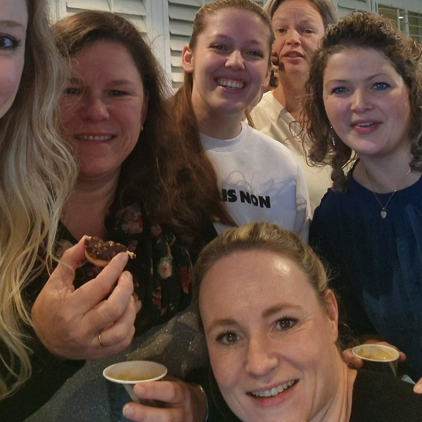 ☆♡ TEAMBUILDING ♡☆
Wij hebben teambuilding vandaag. De assistente is afwezig, maar voor spoedgevallen en bevallingen zijn we natuurlijk gewoon bereikbaar via onze 06!