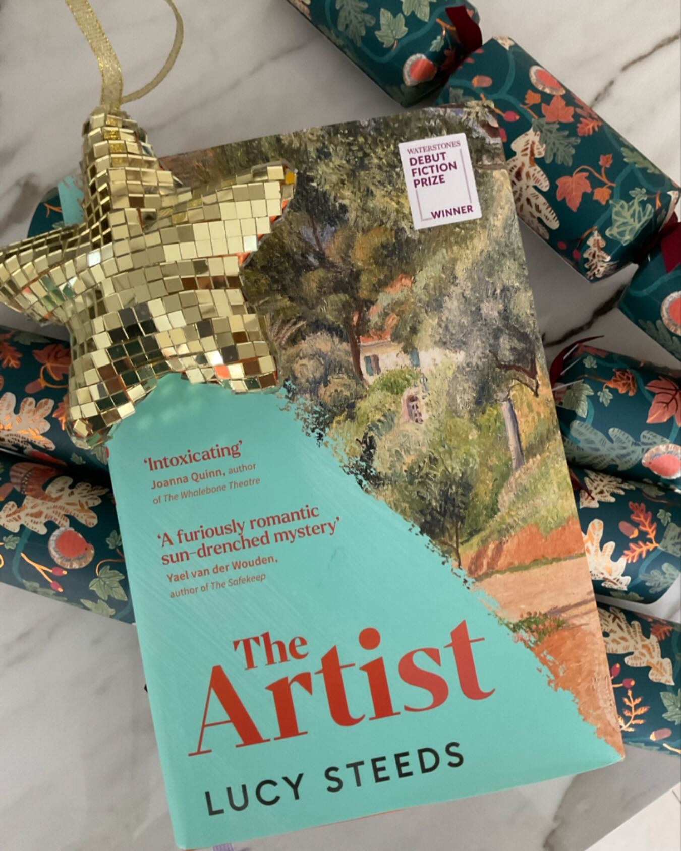 There are SOO many reasons to buy ‘The Artist’ but in true Den tradition we give you 3! 1. It’s a beautifully crafted story that delights all the senses combining romance and intrigue, as well as an immersive experience into the art world circa 1920. 2. It’s just won Waterstones Book of the Year 2025 as well as Best Debut Novel 3. It is our Book of the Moment because ‘The Artist’ is a gift of a read- perfect for bookclubbers, friends and family.
.
.
.
#secretsanta #giftsforher❤️🎁 #giftsforhim❤️ #instabook #booklovers #loveliterature #lovebooks #bookclubs #awardwinning
.