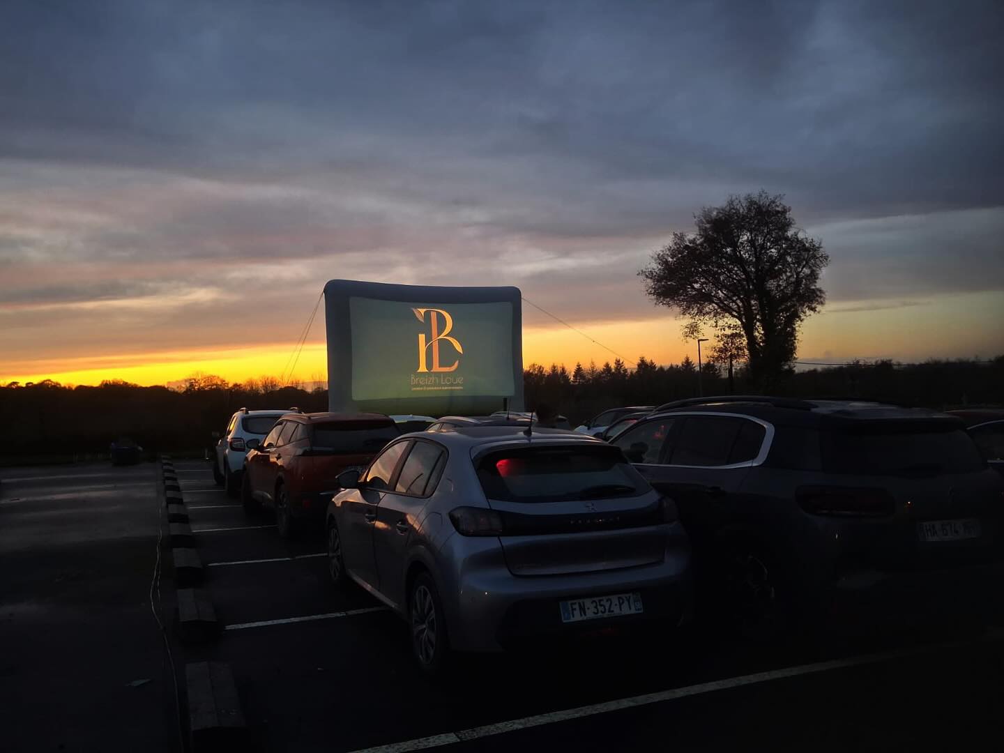 Nous étions partenaire de la soirée cinéma organisée par @obonkru samedi 29 novembre 2025 🎬
Au programme :
🍿Une séance de cinéma plein air façon drive-in 🚘, où certains ont vu @breizhloue sur grand écran. Merci à l’association pour cette jolie photo au crépuscule.
🎞️La soirée s’est poursuivie par un repas animé sur le thème du 7e art.
Bravo @obonkru pour cette belle initiative culturelle.
#locationvaisselle