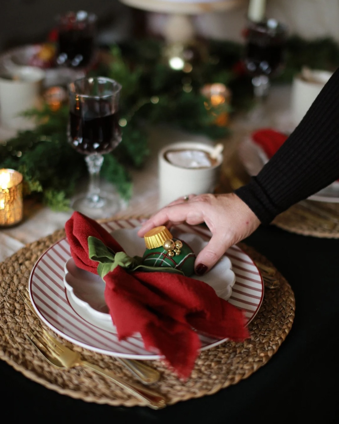 When I say “Old World Christmas,” I mean tiny confections that look like they belong in a scene from Little Women ♥️
The ornament truffles.
The holly cakesicles.
The piped plaid and vintage colours.
Each one was designed to feel like a sweet little piece of nostalgia. The kind of treat you’d find tucked into stockings, wrapped in velvet ribbon, or set out on a table lit by candlelight 🕯️
They’re small, but they carry the kind of magic we don’t outgrow 🎄