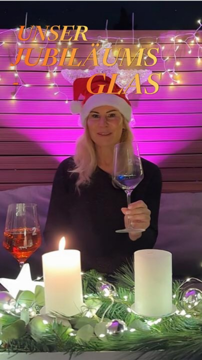 🎉 2025 – unser Jubiläumsjahr!
Dafür haben wir etwas ganz Besonderes: edle Weingläser aus Kristall von Zwiesel, graviert mit unserem Jubiläumslogo. ✨
Das wunderschöne Logo wurde von Annette Krahl @juanne_loves @d.signlounge gestaltet – dezent, stilvoll und einfach perfekt auf unserem Glas.
Und das Beste:
Im Föbus-Adventskalender verlosen wir jeden Tag zwei dieser Jubiläumsgläser! 🥂
Folgt uns und verpasst nicht, wenn sich das nächste Türchen öffnet.
Mit ein bisschen Glück genießt ihr euer nächstes Getränk schon bald aus eurem eigenen Jubiläumsglas. ✨🎄
#Jubiläum2025 #Föbus #Adventskalender #Gewinnspiel #ZwieselGlas #DesignLounge #AnnetteKrahl #Jubiläumsglas #Gravur #WeinglasLiebe #Cheers #Feierlaune #Weihnachten2024 #FestlicheZeit