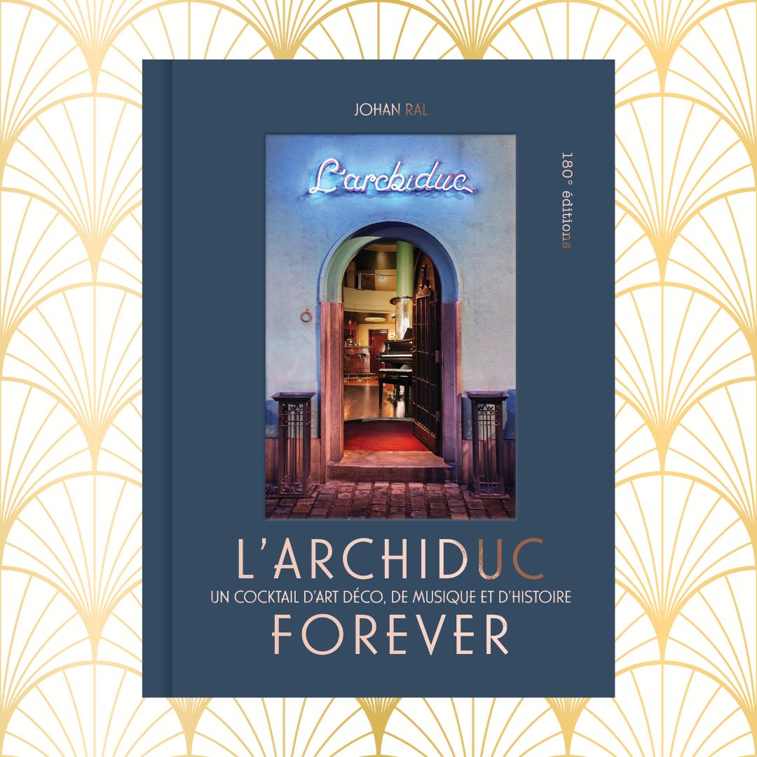 🍸 NOUVEAUTÉ 🍸 Un cocktail d’Art déco, de musique et d’histoire !
.
.
.
Dans "L’Archiduc Forever", Johan Ral, journaliste musical, raconte pour la première fois toute l’aventure, fascinante et intrigante, du mythique bar de jazz Art déco de la rue Dansaert à Bruxelles.
Une aventure qui commence en 1925, avec de nombreuses ramifications : de l’Histoire internationale et l’architecture aux arts graphiques, la littérature et la musique, beaucoup de musique.
Avec, dans les rôles principaux : les gardiens de l’esprit de L’Archiduc – Stan et Jacqueline Brenders, Jean-Louis et Nathalie Hennart –, un piano vieux de 90 ans, Nat King Cole, Mal Waldron, Toots Thielemans, Luc Tuymans, Anna Domino, Marc Moulin, Marc Danval, les nombreux musiciens et artistes qui ont peuplé cet endroit enchanteur de leur talent, et Arno, bien sûr.
"L’Archiduc Forever" offre un récit passionnant, riche en anecdotes captivantes, s’appuyant sur d’innombrables archives et des témoignages exclusifs, abondamment illustré de documents souvent uniques.
.
.
.
#180editions #mangezlocallisezlocal #larchiduc