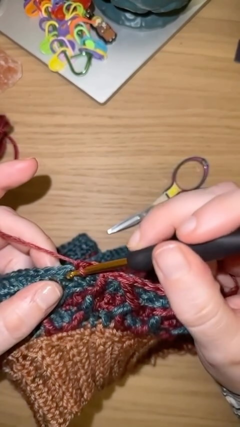 This project is coming together with beautiful textures and colors.
Would you like a step-by-step tutorial? 🧶✨
Hashtags sugeridos:
#crochet #crochetlove #crochetaddict #crochetersofinstagram #yarnlove #handmade #crafting #fiberart #crochetproject #crochetinspiration #crochetreels #yarntherapy #makersgonnamake