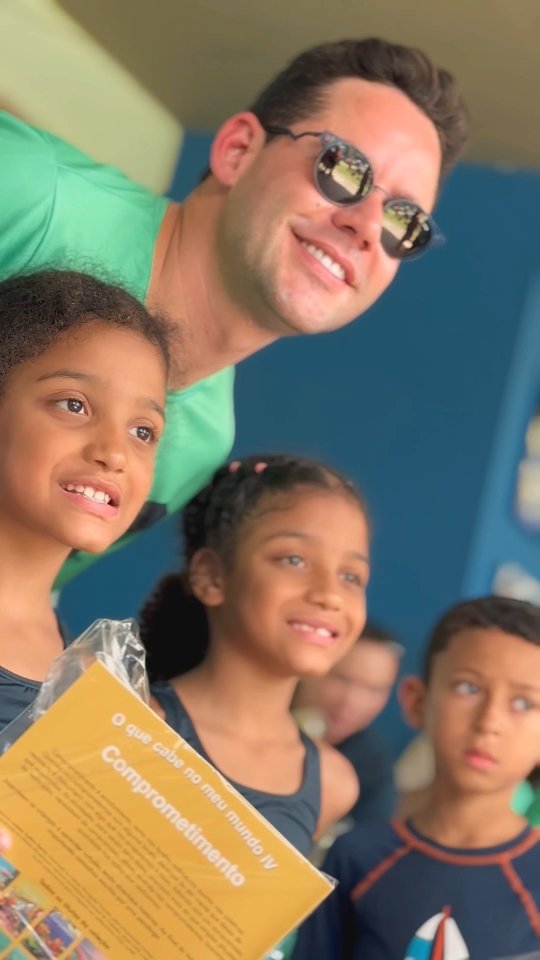 Hoje foi dia de festa, alegria e confraternização no Nadando com Thiago Pereira – Núcleo Volta Redonda 🎉💙
Encerramos 2025 celebrando grandes conquistas, aprendizados e caminhos construídos juntos — e logo mais entraremos em 2026 com a esperança renovada e o coração cheio de planos.
Nossas crianças viveram um dia especial:
🏊♀️ piscina
💦 brincadeiras na água
🧸 muitos brinquedos
🍿 pipoca
🍭 algodão doce
🎁 presentes
e, para completar, a presença sempre inspiradora do nosso @thiagopereira.
Nada disso seria possível sem o apoio de quem acredita e caminha com a gente.
Nosso muito obrigado aos patrocinadores @oficialnuclea, @fundacaocsn e @grupocsn, @institutoyduqs e @mitsuisumitomoseguros_oficial, além de todos os apoiadores que ajudaram a viabilizar esse dia tão especial — para as crianças, para as famílias e para todos nós do Instituto Thiago Pereira.
Foi um dia de festa.
Mas, acima de tudo, foi um dia de pertencimento, cuidado e celebração da infância — do jeito que acreditamos que o esporte deve ser. 💙
Seguimos juntos. 💧✨