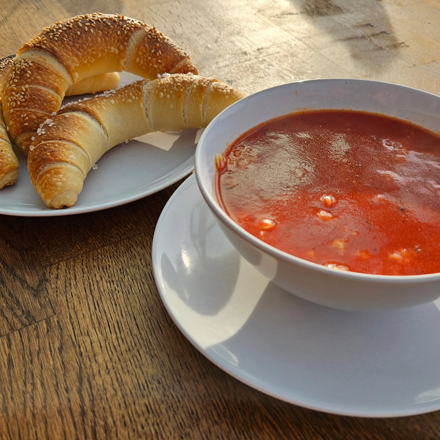 Sunshine, kifli and tomato soup. Sometimes you just don’t need anything else ☀️🍅
Homemade tomato soup with alphabet pasta, served with my sourdough kiflis – incredibly crunchy outside, soft and fluffy inside.
#bakedbythevarga #kifli #sourdough #sourdoughbaking #tomatosoup #comfortfood #homemade #homebaker #hungarianinspired #simplefood #breadlover