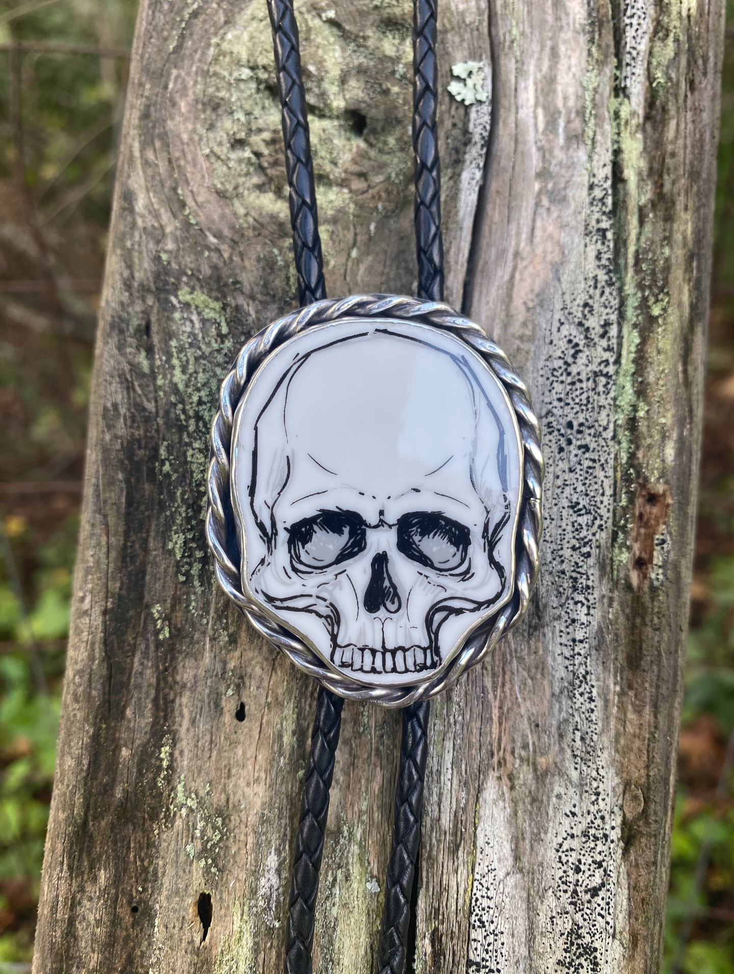 Memento Mori bolo tie - made with upcycled ceramic & sterling silver. Hangs on a 42” black leather cord. 💀
I mostly make jewelry for women and this was the first bolo tie I’ve ever made, I quite like it! This is now AVAILABLE for purchase, for inquiries send me a DM. Not yet listed on my website.