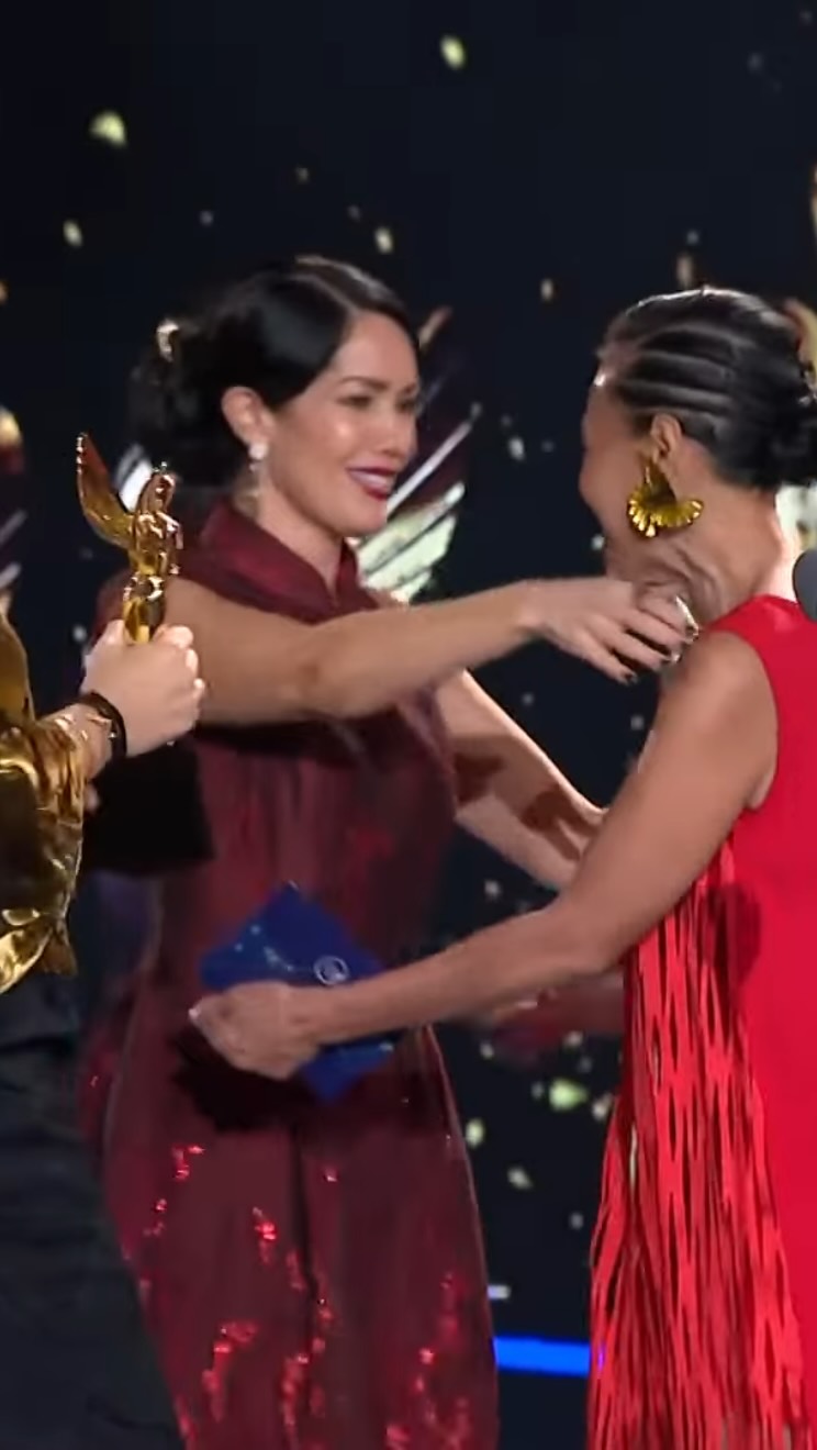 What an honour! The Lines in My Head is the Grand Final winner at the 2025 AACA for Best Short-Form (Scripted).
You can see by their faces that @katesullivaninternational & @iamlindsayrobertson were in complete shock as they accepted the Golden Goddess from Singapore’s beloved @khenghua
Many thanks our hair & make up team in Singapore @theartistsincsg @junegoh_fx @kenneth.ong923 . A very special thanks to @carmen_chiu and @shanghaitang - the perfect partner for this year’s red carpet theme - ‘Cultural Glamour’. Proudly representing Hong Kong.
@asianacademycreativeawards
Congratulations to all the cast & crew.
@moonlightinmotion @katesullivaninternational @katesullivanhk @shotbyfong
@eutothegene Thomas Parker Cox @eyecprice @byjanew @lyss_zm
@davinaleecooke @bonsaimax8 @shawcreativehub @man8787w @soundready @connie_nana @kammyamalo.mua @thesoundbarr @chungchow1945
@peglegpro