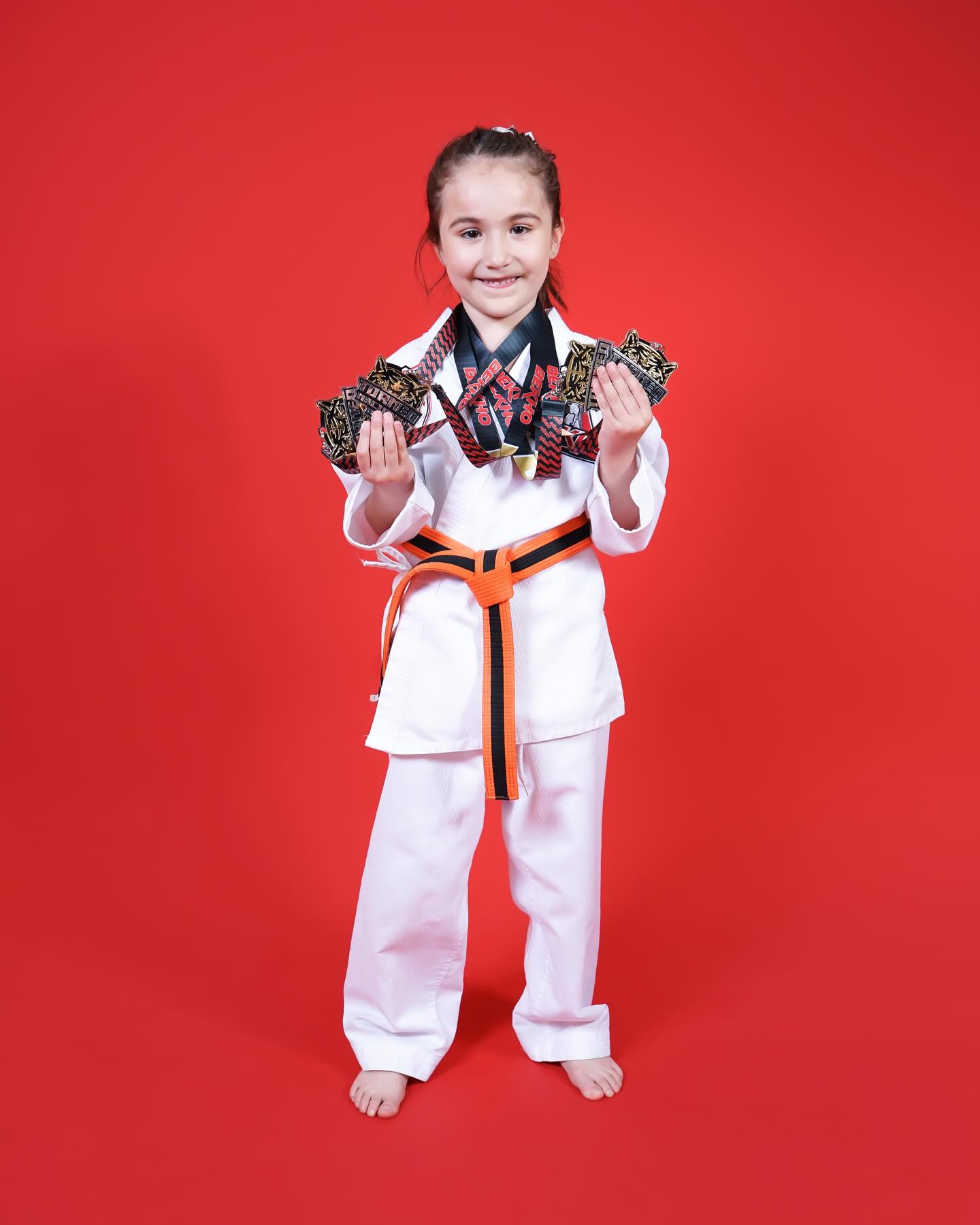 Queremos destacar y felicitar a nuestra querida estudiante Matilde Álvarez Jopia, de 1° Básico A, quien participó el domingo 23 de noviembre en el último Torneo Nacional de Taekwondo, realizado en el Casino Monticello.
En su categoría obtuvo destacados resultados:
• 1er lugar en Fórmula Tradicional
• 1er lugar en Fórmula de Armas
• 1er lugar en Combat Weapons
• 2° lugar en Sparring
Como colegio estamos muy orgullosos de Matilde y de sus logros.
¡Felicitaciones! 🥋✨