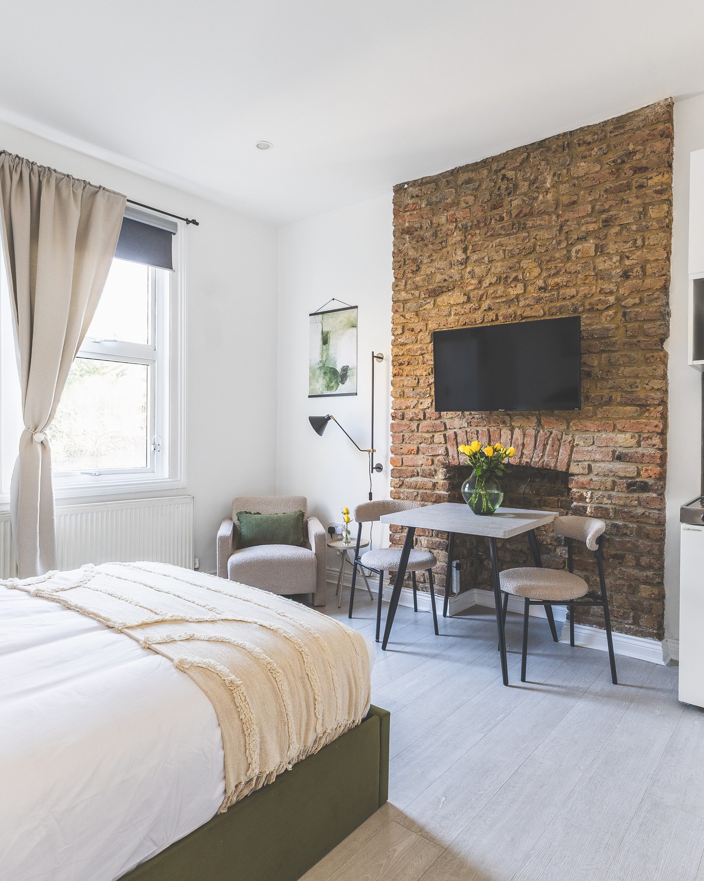 WE ARE CALLING ALL TRAVELLERS TO LONDON!!
This gorgeous new studio in West Hampstead is open for January bookings now :)
Are you looking for something more cosy while traveling? Hotel room can be bit small and you cannot even cook there - our cosy studio apartment is a great choice instead.
DM for more details or book direct on our website www.artestays.com/book
#artestays #londontravel #londonblogger #londontips #londonaccommodation