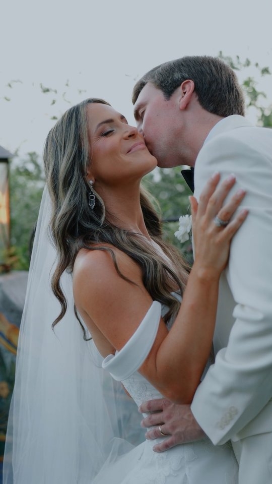 Set along the cliffs of the Amalfi Coast, this wedding blends timeless elegance with a vibrant, modern energy. Hotel Santa Caterina became the perfect stage for a celebration where every moment felt cinematic, every detail kissed by the Mediterranean light ✨🤍
.
Wedding planner: @lacallaevents
Video @gioderosavideographer
Photographer: @agallucci_photo
Venue: @hotel_santa_caterina
Flowers @malafrontefiori
Beauty @alessandromancinostudios
Music @theglovesband
See more works⬇️
https://www.gioderosavideographer.com/
.
.
#weddingfilm #wedding #weddingvideo #amalficoastwedding2025 #amalficoastwedding2025 #wedding2025 #weddingbride2026 #wedding2026 #weddingvideo2026