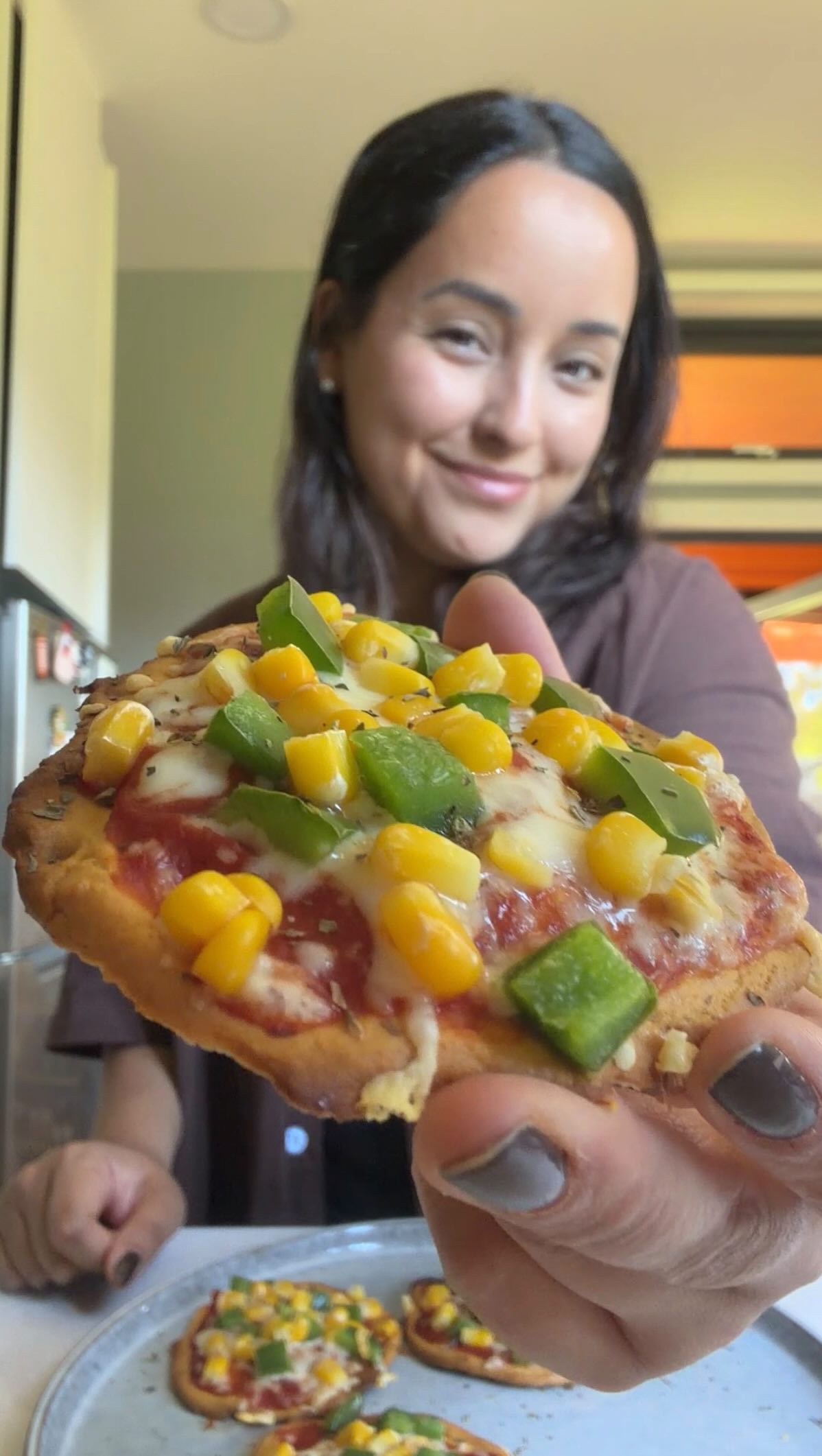 Pizza sin harinas 🍕
.
Para 4 unidades mini necesitas:
⭐️ 1 taza de garbanzos cocidos
⭐️ 1 huevo
⭐️ 1/2 cdta de sal
⭐️ Los ingredientes que te gusten!
.
🔜 Procesar los garbanzos con el huevo y la sal hasta que quede una pasta. Formar los círculos con la pasta sobre un papel mantequilla o lámina de silicona y hornear por 20 minutos a 180 grados o hasta que esté dorado. Arma tus pizzas como más te gusten y lleva al horno unos minutos más para derretir el queso! 🔥
.
#pizza #proteinpizza #protein #receta #recetasalada #recetafácil #nutricion #alimentacion #salud #bienestar