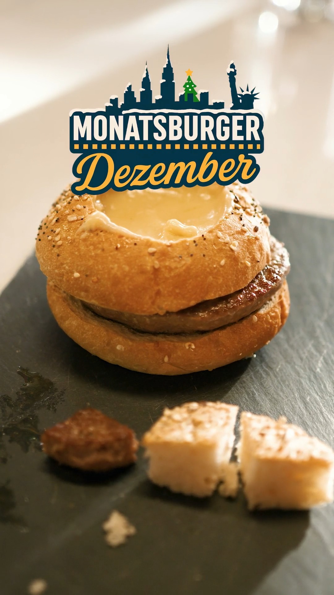 🧀🍔 Fondue im Burger? Oh yes. 😏🔥
Unser Dezember-Monatsburger ist offiziell da – und der Käseflow ist next level.
Komm testen und sag uns: Team Fondue,Team Burger oder direkt beides? 😉
#FondueBurger #Monatsburger #NewYorkCafe #Reinach