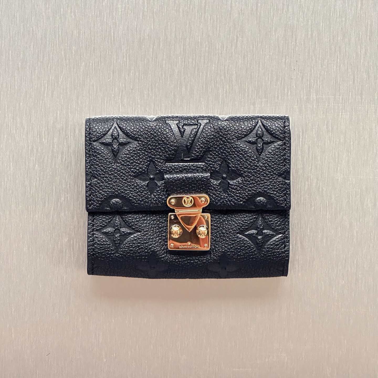 The Louis Vuitton MĂŠtis Compact Wallet in Monogram Empreinte is a chic, practical essential. Crafted from supple embossed leather, it offers multiple compartments in a stylish, streamlined design.
For more information, please refer to the website link provided in the bio.
Listing no: UK 3135
Opuluxe.sg is not affiliated to the brands featured. We are an independent consignment platform of authenticated luxury products. All trademarks and copyrights remain sole property of the brands.
