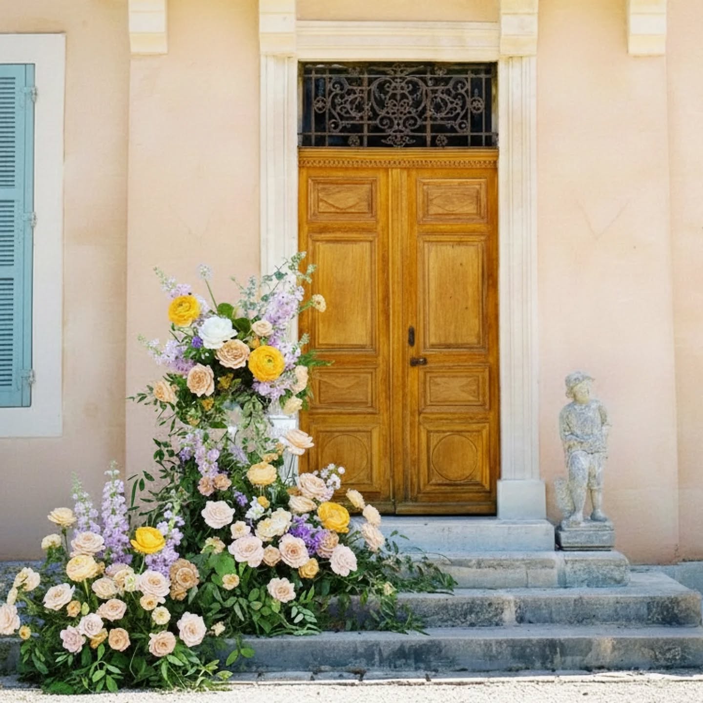 On a pris tellement de plaisir à faire ce mariage malgré la canicule. Ce fut notre premier mariage de cette saison 2025 : celui de Agnieszka et Hugo, notre joli couple qui s'est dit oui le 05 juillet 2025 à la mairie de Pourrieres et à terminé la soirée dan ce lieu privé juste magnifique !