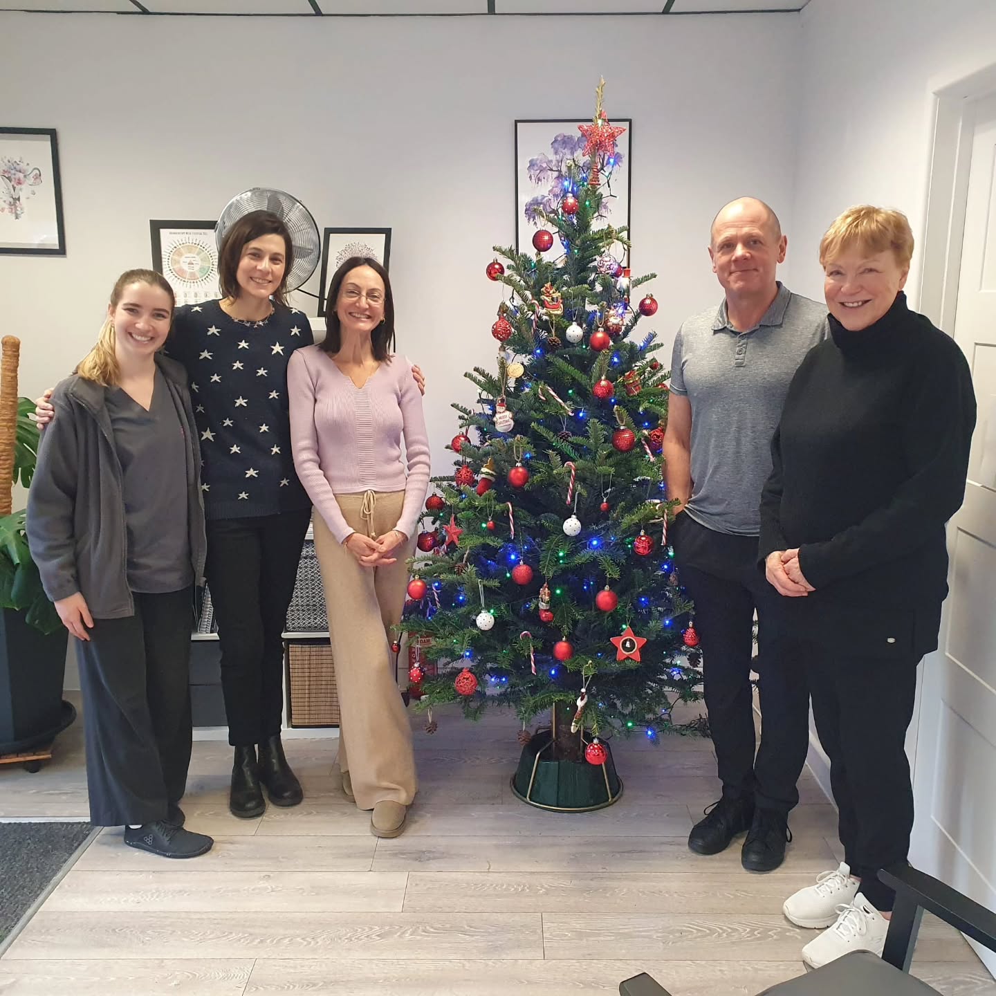 December begins, and with it the warm glow of our Christmas celebrations ✨🎄
Last Saturday, 29th November, we gathered at the Hub for an afternoon filled with connection, care and festive joy.
It was truly wonderful to welcome friends, family and our dear patients —
popping in to say hello, sharing moments, warming their hearts with a cup of mulled wine…
and, of course, tasting the delicious mini Christmas cakes and mince pies
lovingly baked by Karen Beckett @karen_jane_beckett
We were honoured to have @daisybrooksnutrition Daisy Brooks as our Guest Speaker,
sharing her inspiring talk:
✨ “Festive Feasting without the Guilt and Fatigue”
A gentle reminder that wellbeing is not about restriction,
but about balance, nourishment and joy.
Our heartfelt gratitude goes to our wonderful team,
whose dedication makes the Hub feel like home:
Ana Pret – Osteopath & Women’s Health Specialist
Laura Springthorpe – Osteopath (Headaches & Shoulder Therapy)
Lily McAllister – Osteopath (Sports Injuries & Chronic Pain)
Alison Samrai – Holistic Therapist & Reflexologist
David Daniels – Sports Massage Therapist
Louise Reynolds – Chiropodist & Foot Health Practitioner
Aggeliki Faita – Life & Wellness Coach @bee_well_lifecoaching
Margit – Reiki & Crystal Healing Practitioner
Bev Brooks - Myofascia Release, Temporo Mandibular Joint & Scar Tissue Specialist
Thank you to everyone who joined us —
your presence made the event meaningful, warm and full of festive spirit.
This community is the heart of everything we do.
Here’s to a peaceful and joyful December ahead…
May this season bring light, rest and connection to all 💛
👉Follow us to understand your body better...
The Osteopathic Hub for you and your family!
📍 The Osteopathic Hub, 1a The Woolmarket, Cirencester, GL7 2PR
#CotswoldsChristmas #CirencesterCommunity #TheOsteopathicHub #FestiveSeasonUK
#WellbeingCotswolds #HolisticHealthUK #MindBodyBalance #CirencesterEvents
#ChristmasAtTheHub #LocalBusinessCirencester #CotswoldsLife #HealthyLivingUK