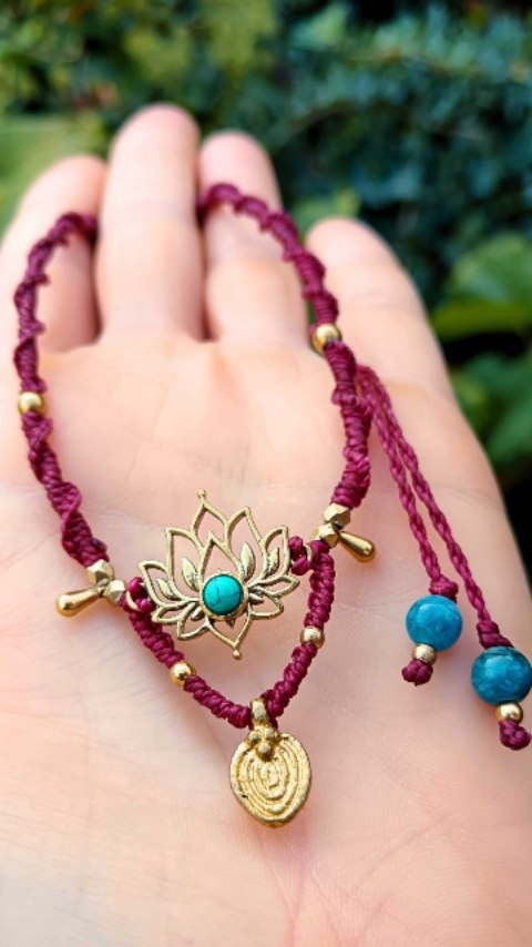 🧵Tu viens tisser un joli collier lotus avec moi ?
👉Allé, je t'embarque dans les coulisses de mes créations ! Et en prime tu vas comprendre pourquoi j'ai choisi Les p'tits nœuds de Clemii comme nom de marque 😁
✨Dit moi lequel tu préfères ! 💙
Ps : ces beautés sont en promotion sur le site internet jusqu'au 24 décembre 🤗
#bijouxoriginaux #bijouxcolorés #bijouxperlesnaturelles #bijouxmacrame #ideecadeau #ideecadeaubijoux #faitmainavecamour #faitmain #cadeauartisanal #creationartisanale #bijouxartisanaux