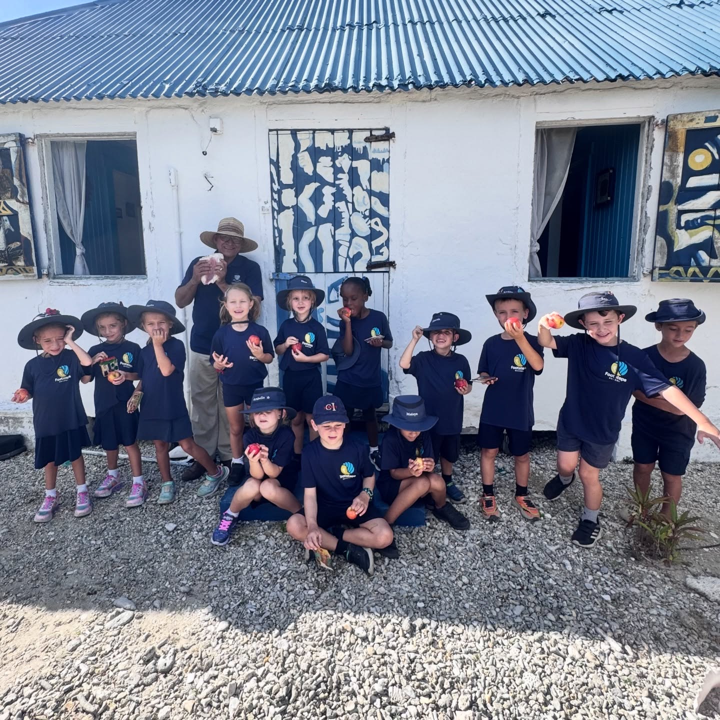 What a beautiful morning! We’ve been getting ready for Christmas as Miss Lassie’s house! Preparing the sand yard with fresh white sand, stuffing the pillows and mattress with plantain leaves and decorating ornaments with watercolour paints. And we still had time to play with traditional toys and blow the conch shell! 🐚
Now… we’re ready! 🎄