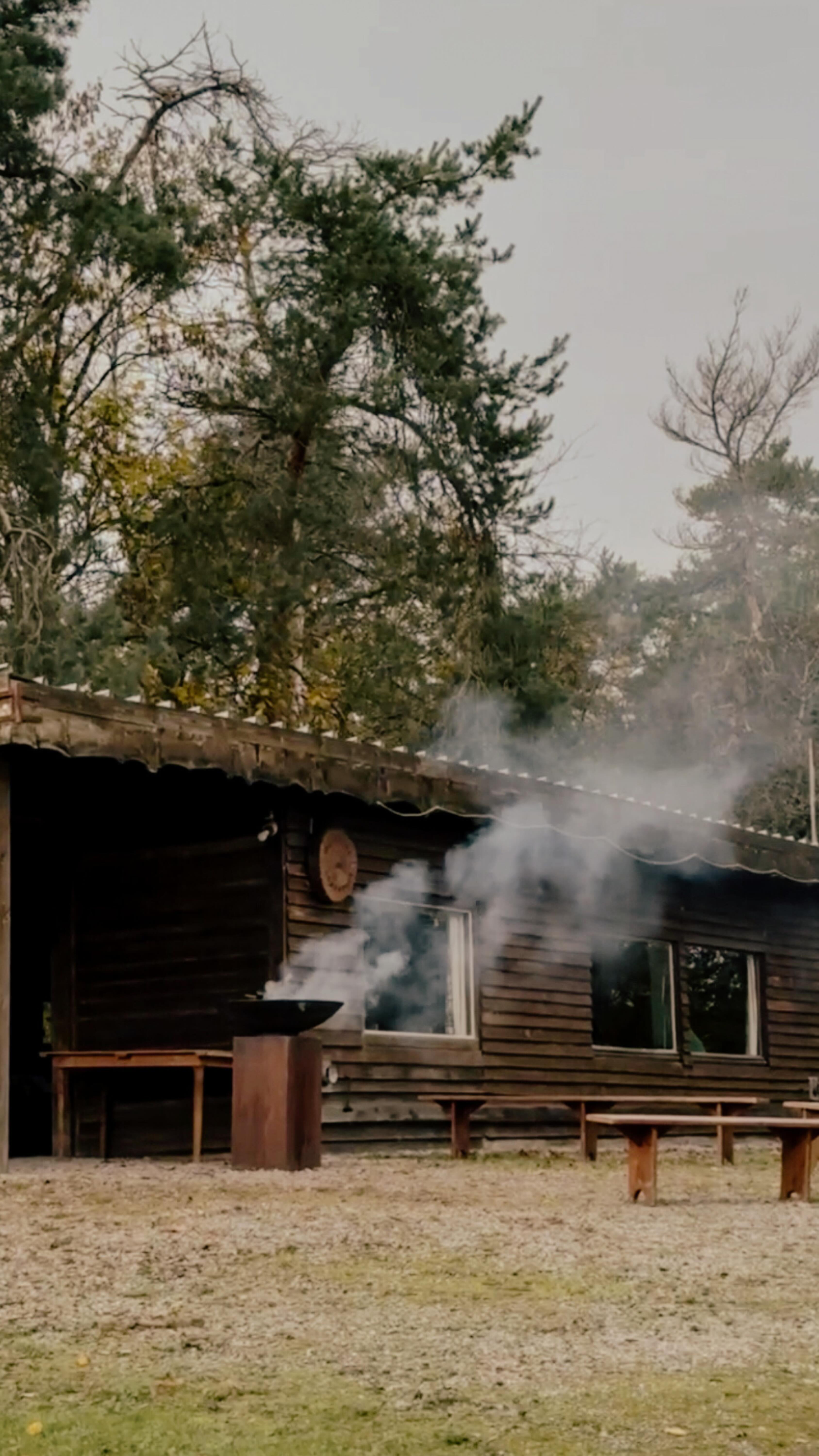 Cabane Oscar.
Escape to a private woodland retreat, part of our curated experiences at Maison Oscar.
Together with Chef Martijn (Ardelle, Rochefort), savor an outdoor lunch prepared on the Ofyr BBQ, from flavorful starters to elegant desserts.
A unique blend of nature, gastronomy, and quiet connection.