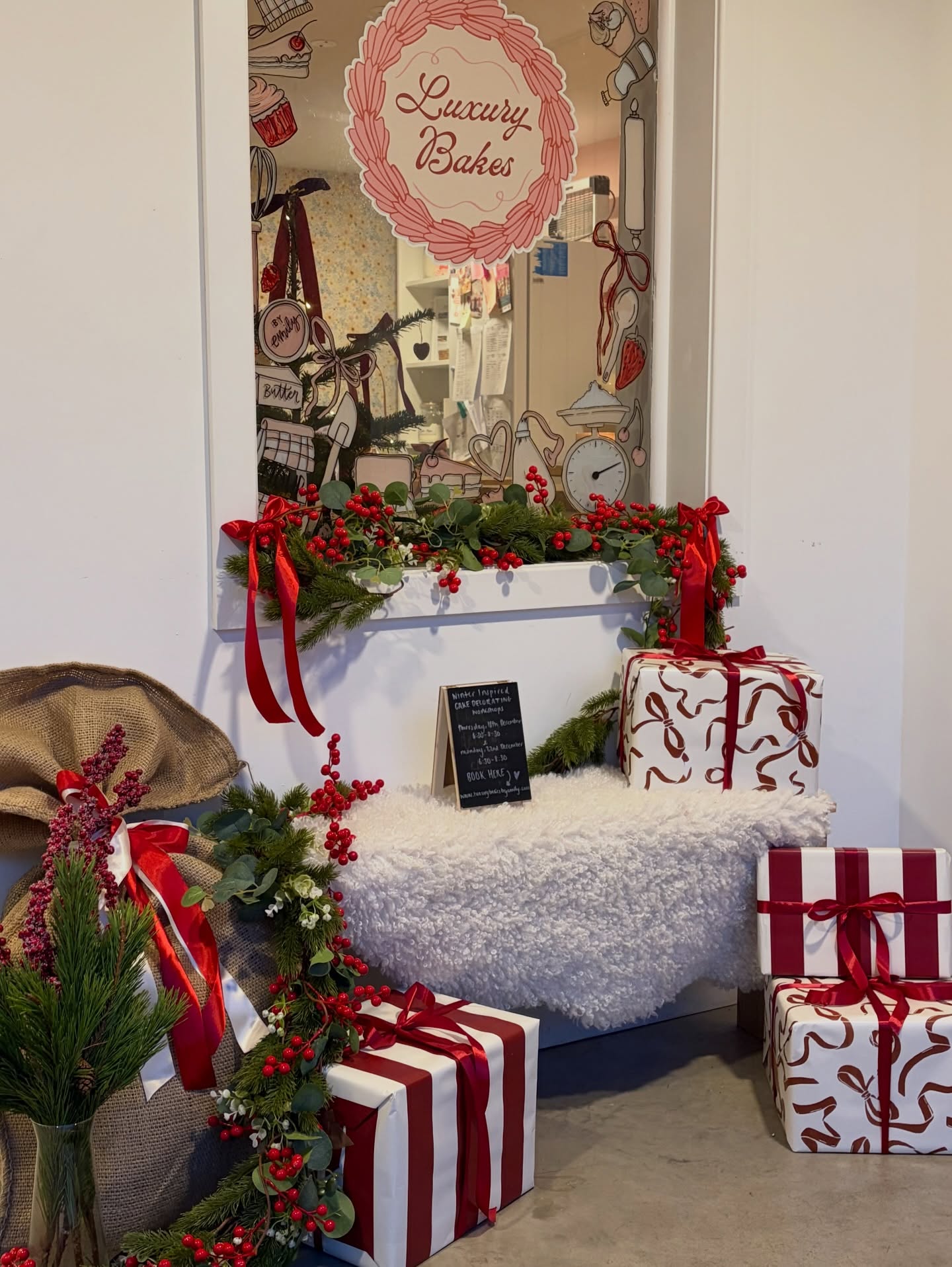 still not over the studio and the joy it’s bringing me dressing it up for christmas 🎄🩷
it’s a home from home kitchen so of course i’ll make it cossyyyyy!
& it’s all finished off so perfectly with my wreath i made at @curiositycornerplay last night 🩷