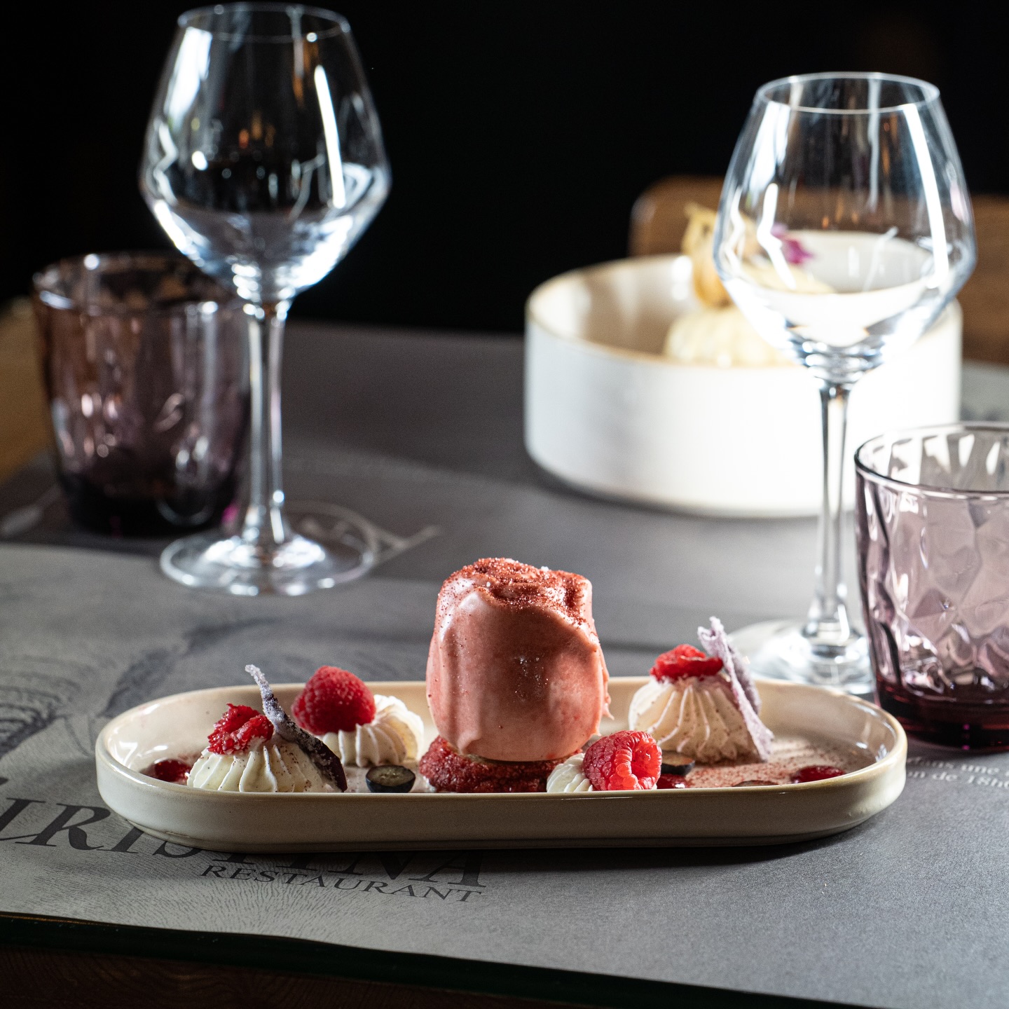 ✨ La Rose Ruby ✨
Découvrez notre création signature : un dessert délicat aux notes fruitées et florales, à savourer dans l’ambiance chaleureuse du Christina.
Une gourmandise qui fait fondre chaque instant.