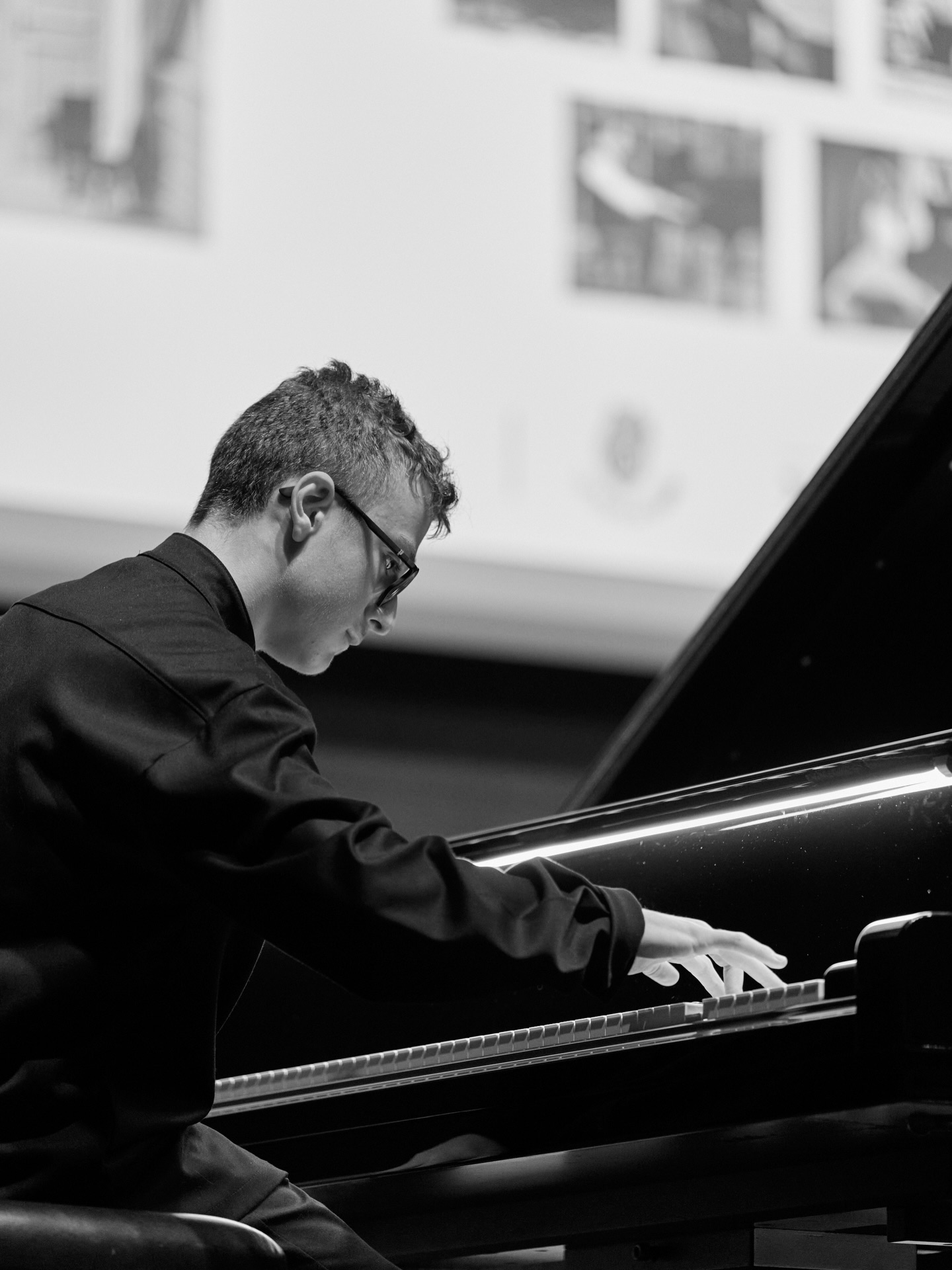 GIOVANNI LANZILOTTA
La Hungarian Rhapsody n.6 di Liszt ha preso vita tra le sue mani con una forza scenica incredibile.
Giovanni ha dato prova di un carisma che riempie la sala.
Un talento che ci rende orgogliosi. 🔥🎹
#lamusicadelcuore#notedivita#concertobenefico#ospedalepapagiovannibergamo#cardiologiapediatrica