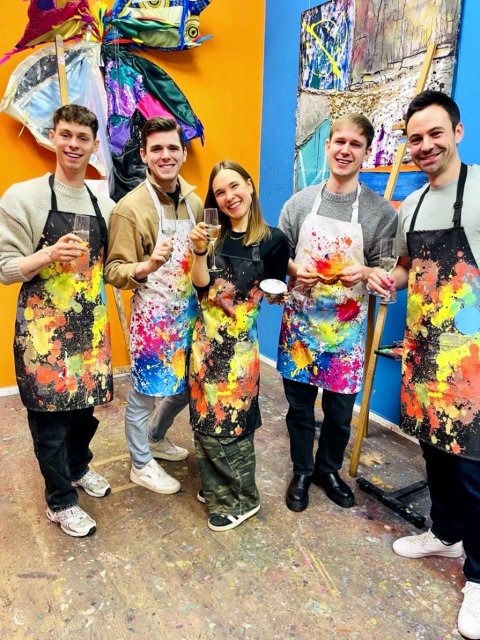 10/10! So viel Spaß macht der intuitive Maltraum bzw. eine private Malparty bei uns im Atlier! ;)
Wir erklären die Techniken, ihr wendet sie an. Und heraus kommen tolle Kunstwerke, die eure vier Wände verschönern könnten… :) #atelier #kunst #spontan #intuitiv #freunde #loslassen