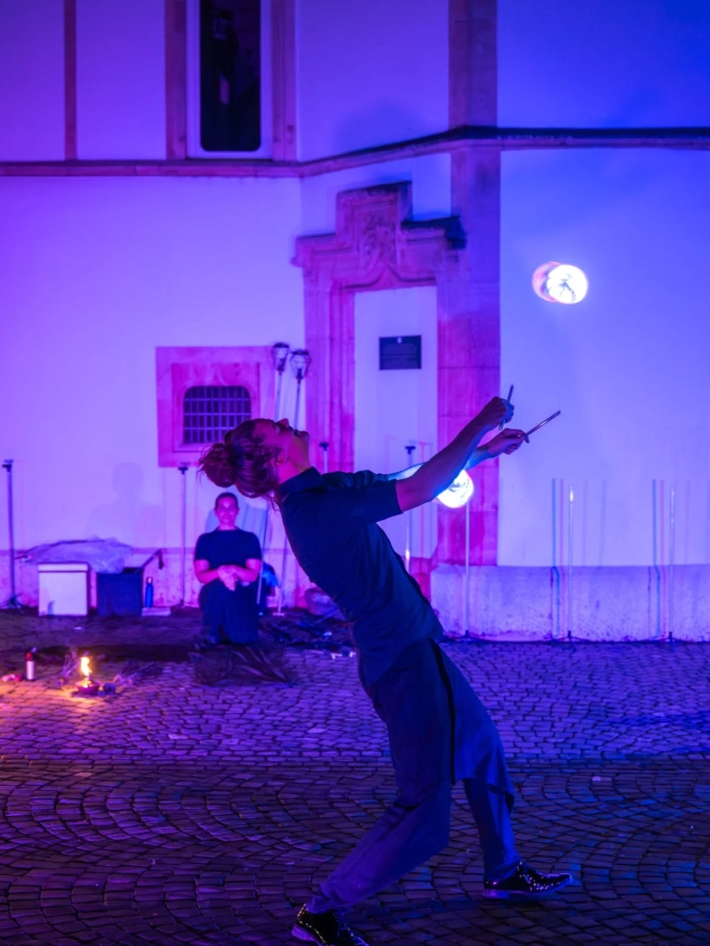 Il y a deux semaines, avec la compagnie @paradox.circus, on présentait notre spectacle Les Architectes de Lumière.
Un super moment que j’avais envie de partager avec vous, avec quelques images capturées par @magilive_photographieLà, c’est moi avec mes diabolos LED. C’est un numéro que j’adore faire, simple, dynamique, et toujours fun à partager sur scène.
Un grand merci à @circobello.officiel pour la coproduction.Et merci pour le soutien de @fullytourisme ainsi que de la Fondation Ernest Göhner Stiftung.