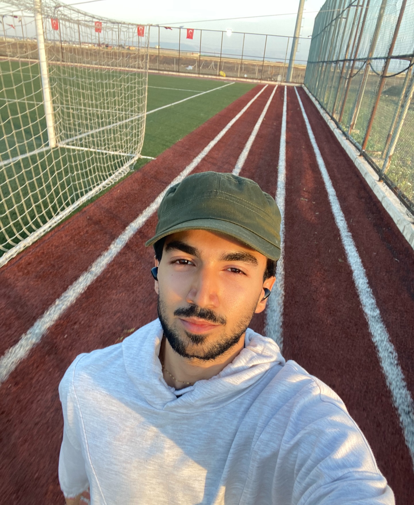 Spor ve beslenme birbirini tamamlayan iki ritim…
Bedenini ne kadar iyi beslersen, o kadar güçlü hissedersin.
Ne kadar hareket edersen, o kadar kendine dönersin.
Yeni haftaya; bedenini dinleyip, nabzını yükselterek ve nefesini tazeleyerek başla. (Her zaman hazırsın)
Kendi ritmine dön. Bir adım atmak bile yeter.
Yeni Hafta = Yeni Güç Sende! 🫶🏼