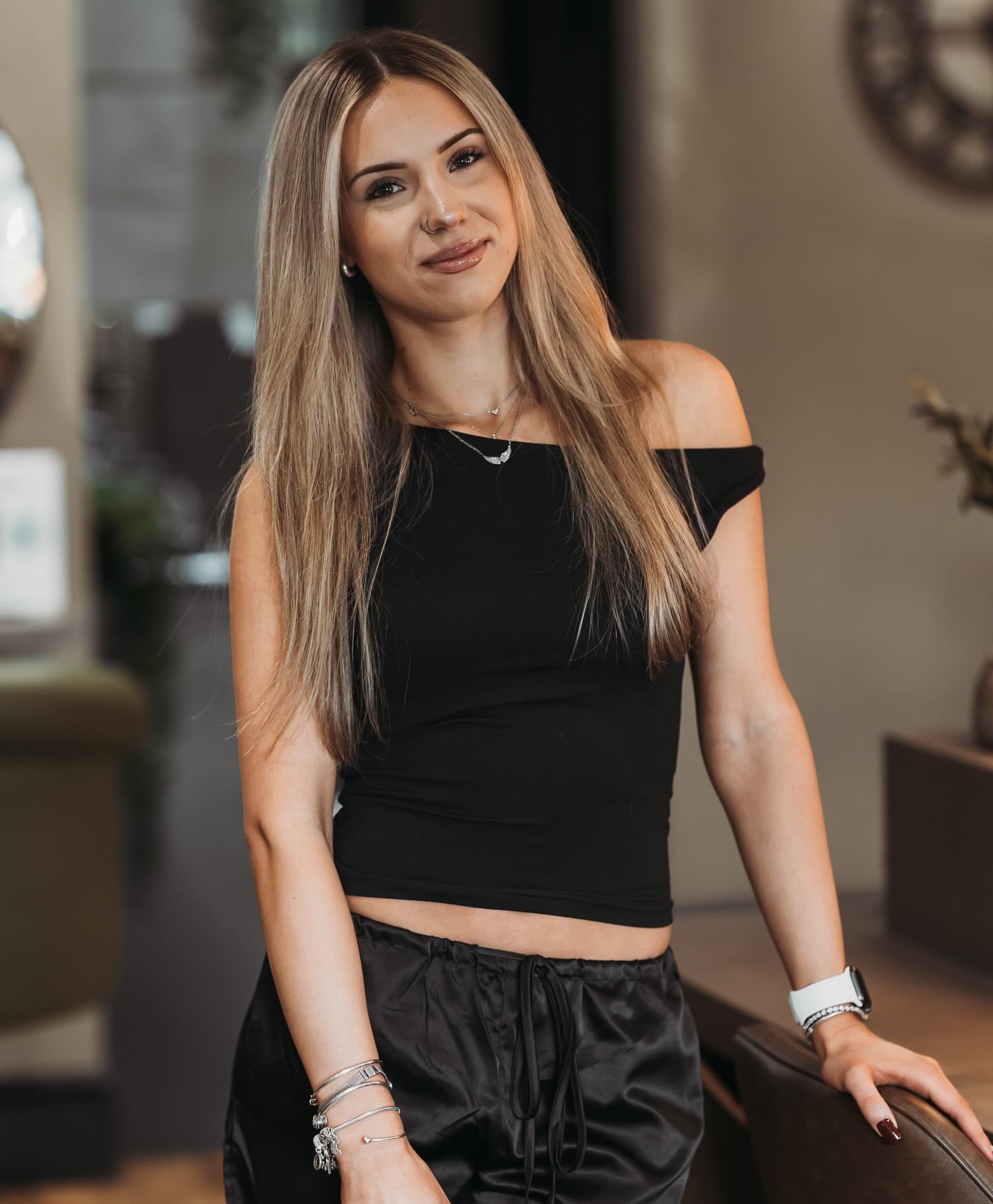 If you have been wondering who the beautiful new face is at Stones, Meet Kaja 🤍 (pronounced Kay-uh)
Kaja joined us recently as a future stylist/Apprentice. She is studying her hairdressing apprenticeship and settling in perfectly with our team.
🤍
#newteammember #hairsalon #salonapprentice