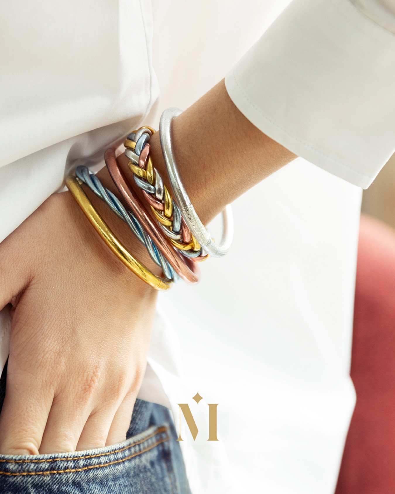 ✨ bracelet tressé multi Crystal, exclusivité maison Izel ✨
Un bracelet lumineux, délicatement tressé de 4 couleurs :
bleu glacier • silver • pink gold • light gold.
Une création pensée pour apporter une touche de lumière au poignet, tout en restant discrète et élégante.
Il existe aussi dans notre lot multi Crystal, une composition que j’aime particulièrement :
• 1 tresse multi crystal
• 1 torsade bleu glacier
• 3 joncs mantra : silver, pink gold mantra gold, light gold.
Un ensemble harmonieux, facile à porter au quotidien.
Chez maison izel, on l’adore avec un jean et une chemise blanche… tout simplement.
🎁 une très belle idée cadeau pour noël, pour offrir de la lumière et de la douceur.
#bijouxmaisonizel #braceletbouddhiste #braceletstendances #joncbouddhiste #cadeaupournoel #bijouxfaitsamain #styleminimaliste #bijouxcreateur