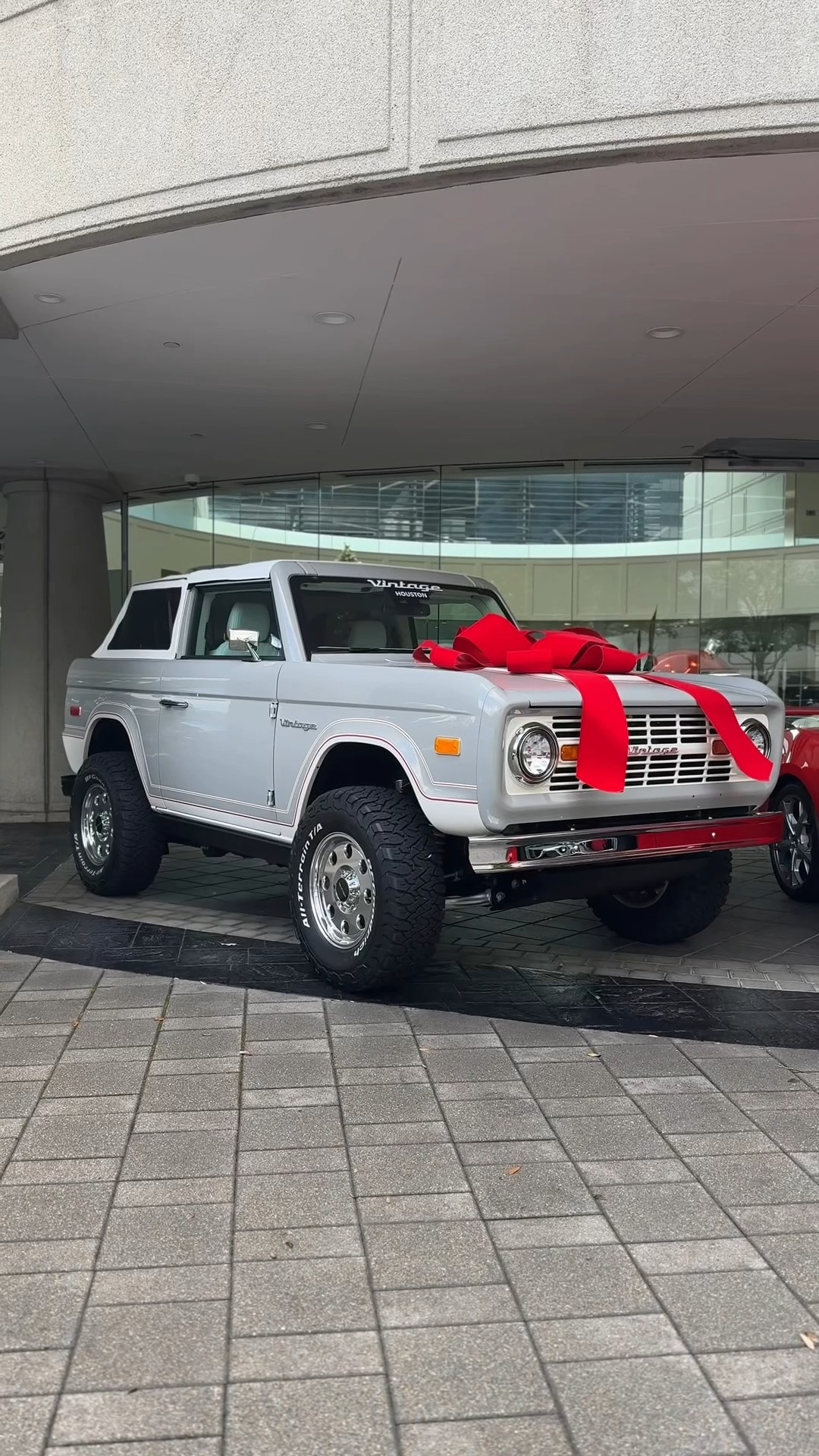 A big red bow and zero classic-car problems.
If this is โnaughty,โ weโll stay that way.
Whatโs on your wish list? ๐โจ
#giftideas #luxurycars #supercarsdaily #quietluxury #newcar #luxurygifts