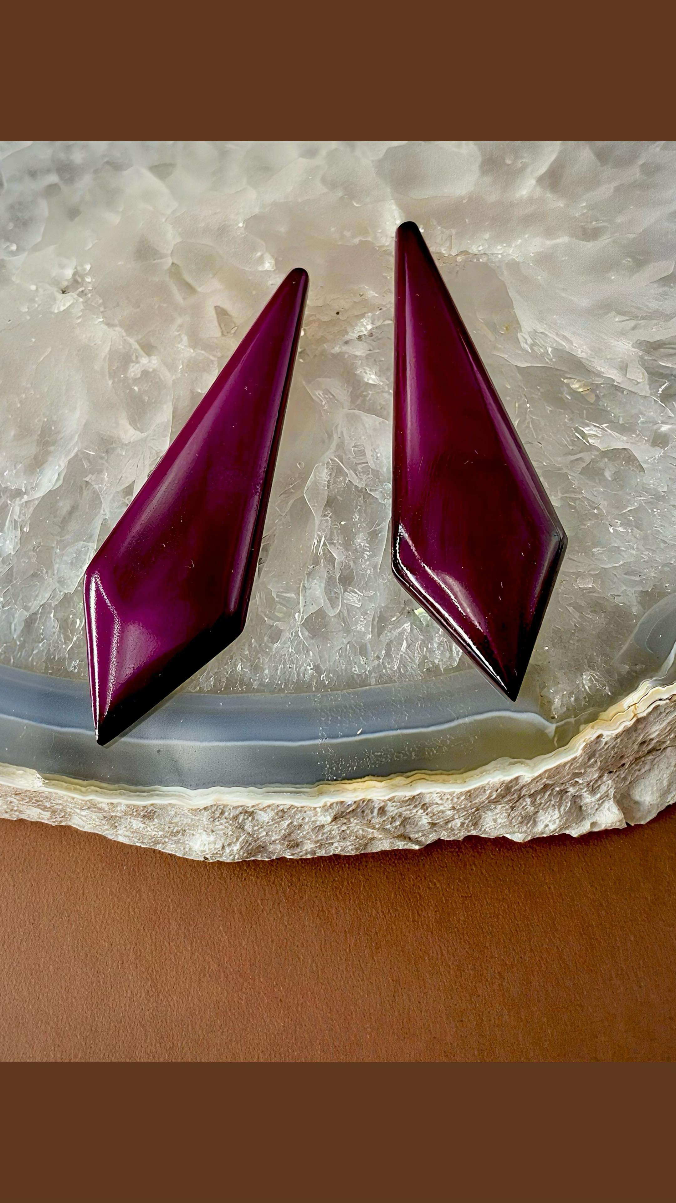 Nossos brincos em osso bovino utilizam essa matéria prima, subproduto da indústria pecuária, e o tingimento somente à base de pigmentos extraídos da natureza para dar vida e cor a esses acessórios únicos e de singular beleza.
Traga essa arte sustentável para o seu verão!
Acesse o nosso site e escolha os brincos que mais combinam com você. Aproveite, ainda, o FRETE GRÁTIS para compra de quaisquer produtos pronta entrega.
#luxosustentavel
#elegancianatural
#biojoiasexclusivas