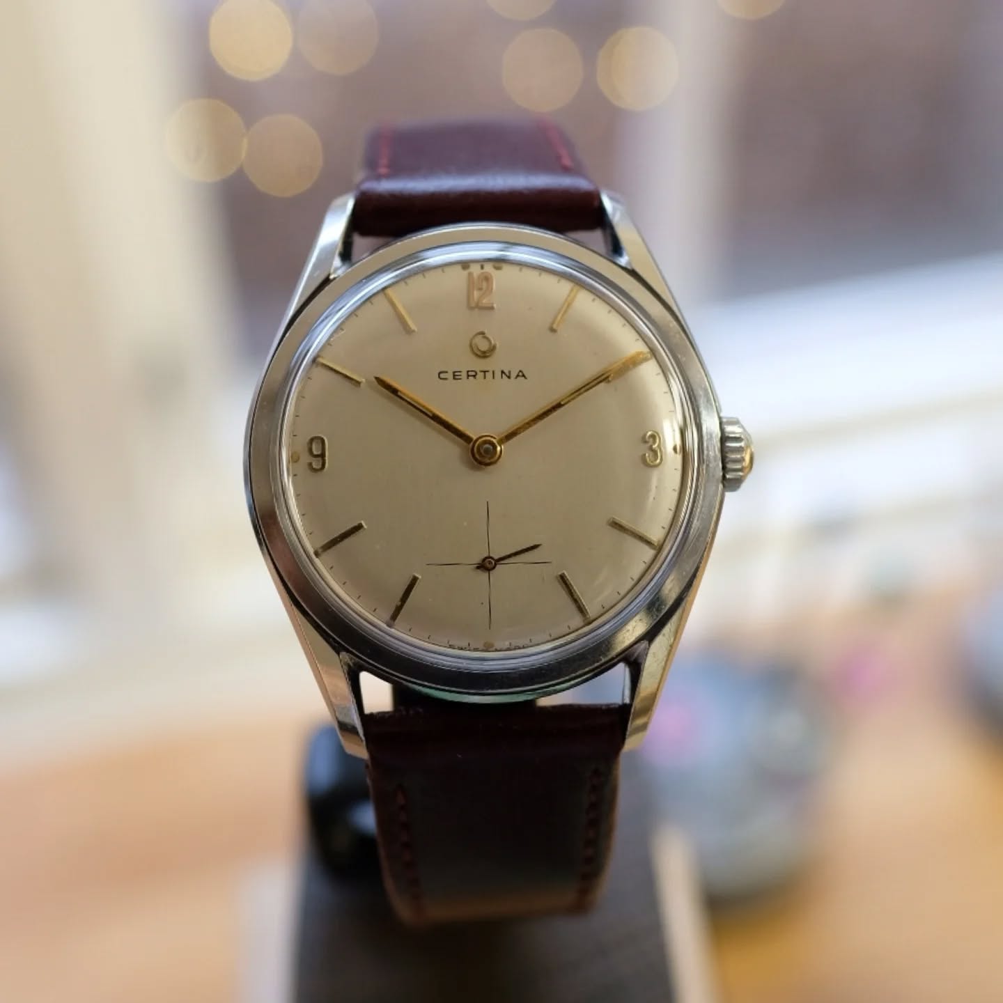 Till salu i verkstaden: Certina manuell från 50talet. Urverket är klassikern kaliber 321. Hela klockan är renoverad in i minsta detalj. Den säljs med ett handsytt band från Hirsch till priset 5900:- inkl 2 års garanti. Välkommen in och köp en tidlös julklapp som håller flera generationer! 🌲🎅❄️
#klocka #urmakeri #watch #watchrepairer #tidlös #tidlösaur #certina #certina321 #uppsala #mittuppsala #ulvakvarn