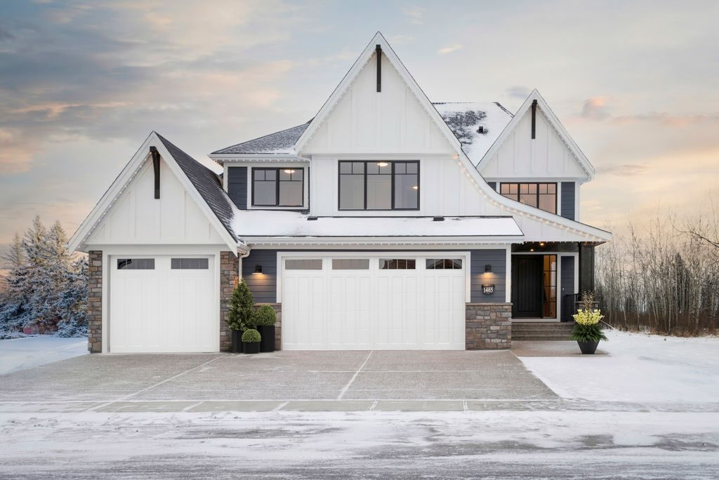 Stepping into the holiday season with warm lighting, cozy designs and spaces built for unforgettable holiday moments
Make holiday magic happen - visit the link in our bio
#custombuild #dreamhome #houses #architecture #luxurybuilders