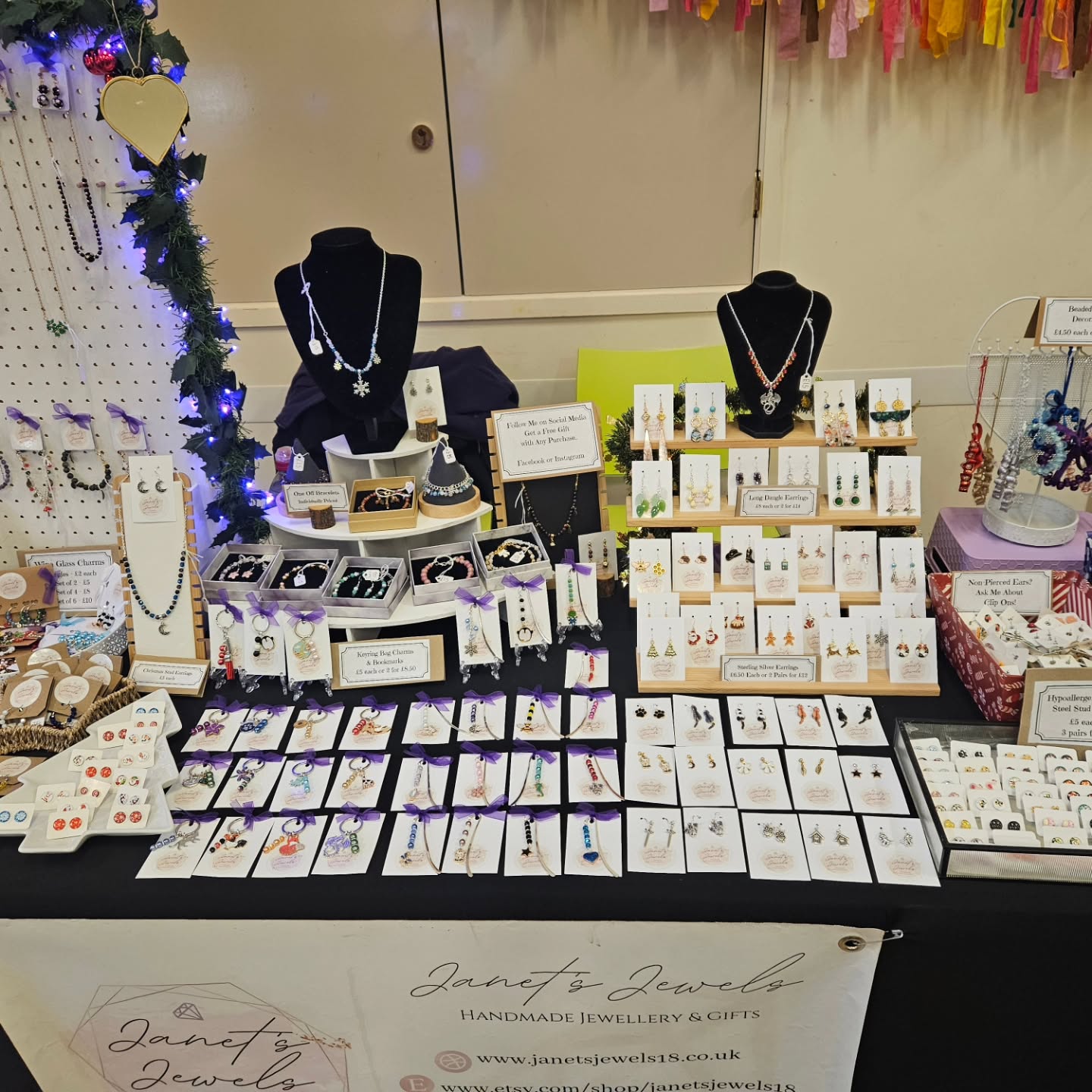 Stall ready at Harpenden High Street Methodist Church, for Satsuma Market Christmas Market, here until 4pm 🎄💜