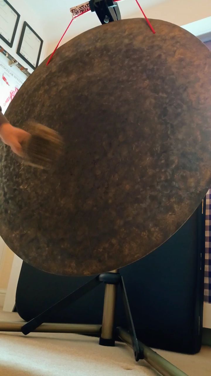 Today I'm exploring the new addition to my gong family - Dark Moon 40" wind gong - ready for my next 'Gong Bath Meditation' on Sunday 14th December at Complementary Health Centre Lee @complementaryhealthcentre
#gongbath #soundhealing #soundtherapy