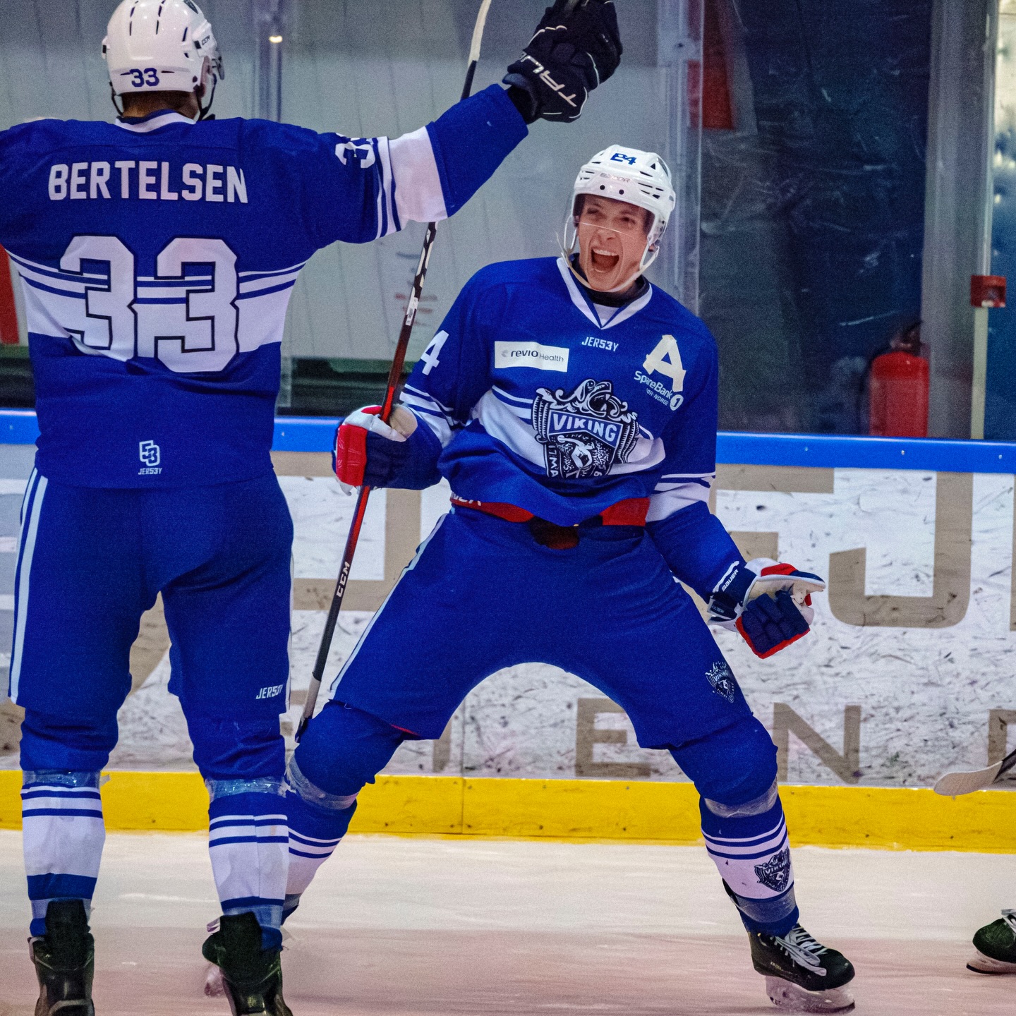 En ny hverdag for @bergenslaget etter å ha mistet mange spillere men overrasker allikevel i sin kamp i toppen av 2. divisjon.
Mer på hockey4you.no
#2hockey #hockey4you #norskishockey #norskhockey #2div