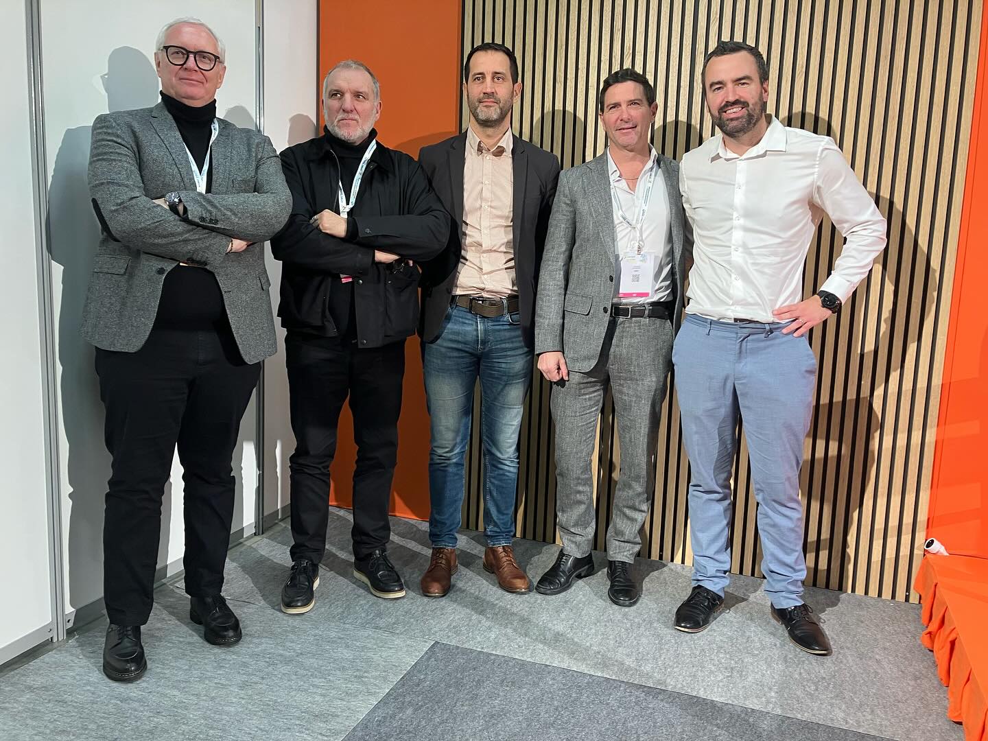 ✨ PROSANE au Salon VRAC TECH Expo au Mans ✨
Ce matin, PROSANE a eu le plaisir de participer au Salon Vrac Tech au Mans lors d’une table ronde dédiée aux nouveaux enjeux de la lutte antiparasitaire.
Un moment d’échanges riches et constructifs autour d’un sujet essentiel pour nos filières : comprendre, anticiper et maîtriser les problématiques « nuisibles » grâce à des approches innovantes, responsables et durables.
🔎 Au programme de cette table ronde :
🕐 Présentation de PROSANE & enjeux “nuisibles”
par Gautier Bodivit
→ Rappel des missions de l’association et mise en perspective des défis actuels pour les professionnels.
🧠 Surveillance prédictive & nouvelles technologies
par Stephane Bras
→ Focus sur les outils émergents et les innovations au service d’une lutte plus précise et plus efficace.
🌱 Vers une lutte antiparasitaire durable
par Nicolas Chancerel
→ Complémentarité des méthodes : thermique, anoxie, fumigation… pour réduire le recours aux pesticides.
🔒 La “protection raisonnée” selon BIONEO & la certification CEPA
par Marc PONDAVEN
→ Comment une approche structurée répond clairement aux attentes terrain des clients.
🛠️ Retours d’expérience & solutions concrètes
par Jonathan Blin
→ Illustrations d’actions menées auprès d’agriculteurs et d’industriels.
Un grand merci à GL events pour cette invitation et pour l’opportunité de partager notre vision d’une gestion des nuisibles plus responsable, plus innovante et mieux adaptée aux réalités du terrain. 🙏
#VracTech #LeMans #Prosane #LutteAntiparasitaire #Innovation #Durabilité #Industrie #Agroalimentaire #CEPA #Bionéo #SécuritéSanitaire